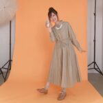 Rie Takahashi Instagram – 📷2020.06.19
先日公開されました、
一番搾りさんとの取材企画の衣装です🍺✨
→https://natalie.mu/comic/pp/ichibanshibori
写真もインタビューもたくさん!
ぜひ読んでくださいませー☺️
*
今回は一番搾りに合うように
ベージュ系のコーデです。
背景もオレンジだし、
一番搾りの擬人化を狙えるのでは?
との自己評価ですがいかがでしょう🤔笑
*
ワンピースは、
自粛期間中にInstagramで見つけて
かわいーって思って即ポチった
Ray BEAMSさんの
プリーツレイヤードシャツワンピース👗
同じ形の半袖も出てるみたい。
あっという間に夏なのな🙄
あと今調べたら長袖半額になってた。
ちくしょう定価で買ったわ!!!
でも可愛いのでOKです👍笑
*
ネックレスは、
まほプリの舞台挨拶か撮影?だったかな……、
堀江由衣さんがされていたネックレスがすごく可愛くて、可愛いですねーって私が言ったのを覚えてて下さって、誕生日に同じものをいただいたのです(早口)
由衣さん、あれからいーっぱい使ってます!
ありがとうございます!😚😚💕
*
そして靴下もいただきものです。
こちらは応援して下さっている方から!
みなさんからのいただきものって、
表舞台に立つ時に身に付けてしまうと
贔屓しちゃうことになるのかな……?
と悩み控えていたのですが
このすばのときとかに
潤さんが大切そうに
嬉しそうに使っているのを見て、
なんだかファンの方とのその関係性が
すっごくあったかくて感動して、
私も撮影あるなしに関わらず
使わせていただくことにしました☺
なので今回は、
一番搾りみたいな色の靴下くんが出番です。
せ、千里眼……?!笑
というわけで、
衣装まわりのお話でした!記事もぜひ!
#声優 #りえりー服 #一番搾り #raybeams