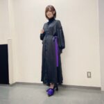Rie Takahashi Instagram - 📷2020.12.5﻿ ﻿ ﻿ ﻿ 劇場版﻿ 『Fate/Grand Order﻿ -神聖円卓領域キャメロット- 前編﻿ Wandering; Agarteram』﻿ ﻿ 公開初日舞台挨拶に﻿ 登壇させていただきました！﻿ ﻿ ﻿ *﻿ ﻿ 短くするって言ったのに﻿ 全然短くならない🙄﻿ おしゃべりとまらん～～～！！﻿ ﻿ *﻿ ﻿ 今回の衣装もスタイリストさん！﻿ ﻿ ワンピースは、﻿ PAMEO POSEさんの﻿ チャイナボタンが着いてる﻿ サテン生地っぽいもの。﻿ ﻿ 上はハイネックと﻿ 下にチュールスカートを仕込んで、﻿ 羽織りものみたいな感じのアイテムです。﻿ ﻿ ﻿ しかしなんといいますか、﻿ このサテンのツヤがすごくマシュ感……！﻿ ﻿ ﻿ 普段、黒×紫になるように心掛けてはいたのだけど、もしかしたら黒のサテン×紫のほうがマシュっぽくなる……？！新発見。﻿ ﻿ ﻿ PAMEO POSEさんのお洋服は﻿ なかなか自分じゃ手が出せないけど﻿ 色も形も攻めっ攻めですきー！﻿ ﻿ ﻿ *﻿ ﻿ 腰に垂れている紫色のリボンは、﻿ なんとスタイリストさんの手作り💜🤭﻿ ﻿ 元々腰に付いてたリボン部分に﻿ 後から付け足すように結んでます！﻿ ﻿ ﻿ 縦に紫が入ることで、﻿ より騎士感と言うか、﻿ ｷﾞｬ(ﾈﾀﾊﾞﾚ🤫)さん感が出ますね……！﻿ ﻿ ﻿ *﻿ ﻿ 付け替えるといえば、﻿ ハイヒールの紫の紐も﻿ 付け替えて下さったとのこと。﻿ ﻿ ｳｼﾞｬｳｼﾞｬﾘﾎﾞﾝかわいい💜﻿ ﻿ ﻿ *﻿ そうそう。﻿ ﻿ この衣装でのオフィシャル写真を、﻿ うちの事務所のクールな女性デスクさんがチェックしてくれていたのですが、﻿ ﻿ 次の週事務所に行ったら﻿ 「この間の服PAMEO POSEさんだよね！めちゃくちゃ可愛いね！(早口)」﻿ って言ってくれて！﻿ ﻿ FGO担当じゃない﻿ 他の女性マネージャーさんも、﻿ 「高橋さん！この間の舞台挨拶のやつ！」﻿ と褒めて下さって！🙏🏻✨大好評！﻿ ﻿ ﻿ ﻿ なんとなんと、﻿ 私の衣装を楽しみにしてくれている人が﻿ 事務所内にもおりました🥰﻿ ﻿ ﻿ ﻿ ﻿ #声優 #りえりー服 #FGO #高橋李依