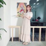 Rie Takahashi Instagram – 📷2020.6.13﻿
﻿
﻿
﻿
TVアニメ『彼女、お借りします』﻿
スペシャル特番﻿
「ニコ生、お借りします」﻿
に出演させていただいておりました🌸﻿
﻿
﻿
前にストーリーで衣装準備してるーって書いたのですが、今回急遽スタイリストさんが付いて下さることになって！﻿
甘えることにしました🙆🏻👌笑﻿
﻿
﻿
墨ちゃんのキャラ説明は、﻿
またオンエアが始まってからとか、﻿
放送内でもお喋りしたので割愛しますね🤫﻿
﻿
﻿
﻿
﻿
＊衣装＊﻿
‪︎❤︎‪︎上半分レースの白のハイネック﻿
❤︎ほんのりピンクのワンピース﻿
❤︎クッションインソールの編みサンダル﻿
﻿
﻿
ワンピは肩の辺りが﻿
右と左で太さ違いになってて、﻿
今回バストアップしか配信できない分、﻿
リモート映えするデザインでした✨﻿
ありがた～～い！﻿
﻿
﻿
クッションインソールは、﻿
見えないところで楽ちんスタイル😳﻿
編み上げは一気に夏感出るね！﻿
﻿
﻿
髪型は、墨ちゃんと同じで﻿
右サイドで三つ編み&ミニリボン。﻿
﻿
あと、実は今日の為に﻿
ほんのりピンクに染めちゃいました。照﻿
﻿
ピンクベースのブラウンって感じなので﻿
あんまり変わらないかもしれないんですが、﻿
自粛が少しだけ落ち着いたので﻿
久しぶりのお手入れついでに﻿
墨ちゃん用に整えてもらいました✂️﻿
﻿
﻿
﻿
*﻿
墨ちゃんの衣装を考える時は、﻿
Fi.n.t、axes femme、merry jenny﻿
Secret Honey辺りの﻿
甘い雰囲気のブランドさんだろうと﻿
準備していたのですが……、﻿
（墨ちゃん大学生だしね）﻿
﻿
いかんせん私が﻿
クラシカルやガーリーな系統を﻿
着なれていないので、﻿
なんか上手く決まらなくて😭💦﻿
﻿
今日はプロに、﻿
お姉さんらしさとふんわり感、﻿
等身大でちょうどいいバランスを﻿
落とし込んでもらい助かりました🙏🏻💦﻿
﻿
﻿
今年は、﻿
色々な系統に挑戦する夏になりそうです。﻿
どうか温かい目で見守っていて下さい。﻿
﻿
﻿
墨ちゃんの溢れる女子力に﻿
負けるな自分……！﻿
﻿
﻿
﻿
#声優 #高橋李依 #りえりー服 #彼女お借りします #かのかり #アニメ #anime