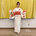 Rie Takahashi Instagram - 📷2022.8.7 ⁡ ⁡ 第40回小豆島まつり 『からかい上手の高木さん』 アニメイベントに お邪魔させていただきました！ ⁡ * ⁡ なんと今年のお祭り会場では、 アニメと同じような配置で 提灯を飾ってくださったとのこと！ 🏮🏮🏮🏮🏮🏮🏮🏮🏮 ⁡ 一斉に点灯された時は 「アニメで見た夏祭りだ……！」 なんて感動で。 ⁡ ずっとずっと忘れたくない景色でした。 ⁡ なんだか、どこか 記憶の中にあった夏祭りというか。 ⁡ 出身ではない私にとっても “地元の夏祭り”のようで、 ⁡ 大切な人たちと過ごす “夢のような時間”を体感し、 私、今青春してるなぁって 思っちゃいました☺️ ⁡ ⁡ * ⁡ 衣装はゆいこりーと一緒に浴衣👘🌟 ⁡ 今回のお祭りのポスターにもある、 二期の作中で高木さんが 着ていたものをイメージした クリーム色がベースの浴衣。 ⁡ 帯も同じく赤にしていただいて、 極め付けは髪飾り！🍎 ⁡ ⁡ アニメ二期の夏祭りに、 西片が高木さんに プレゼントしたあの かんざし(風ブックマーカー)です。 ⁡ 個人的に 物を見て思い出が蘇ることも多いので、 ⁡ 高木さんはもちろんのこと、 私にとってもこのかんざし(しおり)が 夏祭りの思い出トリガーになりそうです♪ ⁡ * ⁡ ステージでは、 小豆島や高木さんのお話🗣 梶さんからのメッセージ✉️ 高木さんの台詞披露🫣 ゆいこりーと歌唱🎤 小豆島の皆様からのプレゼント🎁と、 トピックスが本当にたくさん！ ⁡ ⁡ オリーブで作られたリースをいただき、 小豆島描き下ろしの高木さんとお揃いで テンション上がっちゃいました🥰🫒 ⁡ ⁡ Twitterにも #小豆島まつり や #高木さんめ で 感想やレポートを書いて下さっている 方がいらっしゃったので、 眺めて見ては思い出に浸っています☺️🙏 ありがとう！ ⁡ ⁡ * ⁡ そして改めてお礼を。 ⁡ ⁡ まずはご参加くださった 高木さんが大好きな皆様。 ⁡ お天気にたいへん恵まれた中 お時間を割いていただき 本当にありがとうございました。 ⁡ 体調は如何でしょうか？ どうかこの後も、 水分や栄養をしっかりとって お身体大切になさって下さいね。 ⁡ ⁡ 次回もしまた大規模に開催できた際は、 皆様の負担が少しでも減るよう、 各分野でしっかりと活かして参ります。 ⁡ たくさんのご協力、 本当にありがとうございました。 ⁡ * ⁡ このお祭りを開催するにあたって、 足掛け数年、念願の日だったと聞きました。 ⁡ 小豆島の皆さまにとっても 高木さんが大切な作品だったということ。 ⁡ そして、高木さんを好きでいる我々のことも 温かく歓迎して下さったこと。 ⁡ ⁡ こうして繋がれたご縁が、 この先も続いていくことを願っております！ ⁡ ⁡ ⁡ ⁡ #声優 #高橋李依 #りえりー服 #からかい上手の高木さん #高木さんめ #小豆島 #小豆島まつり #衣装 #styling #浴衣