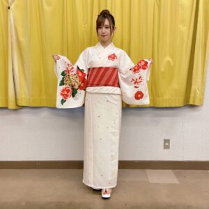 Rie Takahashi Instagram - 📷2022.8.7
⁡
⁡
第40回小豆島まつり
『からかい上手の高木さん』
アニメイベントに
お邪魔させていただきました！
⁡
*
⁡
なんと今年のお祭り会場では、
アニメと同じような配置で
提灯を飾ってくださったとのこと！
🏮🏮🏮🏮🏮🏮🏮🏮🏮
⁡
一斉に点灯された時は
「アニメで見た夏祭りだ……！」
なんて感動で。
⁡
ずっとずっと忘れたくない景色でした。
⁡
なんだか、どこか
記憶の中にあった夏祭りというか。
⁡
出身ではない私にとっても
“地元の夏祭り”のようで、
⁡
大切な人たちと過ごす
“夢のような時間”を体感し、
私、今青春してるなぁって
思っちゃいました☺️
⁡
⁡
*
⁡
衣装はゆいこりーと一緒に浴衣👘🌟
⁡
今回のお祭りのポスターにもある、
二期の作中で高木さんが
着ていたものをイメージした
クリーム色がベースの浴衣。
⁡
帯も同じく赤にしていただいて、
極め付けは髪飾り！🍎
⁡
⁡
アニメ二期の夏祭りに、
西片が高木さんに
プレゼントしたあの
かんざし(風ブックマーカー)です。
⁡
個人的に
物を見て思い出が蘇ることも多いので、
⁡
高木さんはもちろんのこと、
私にとってもこのかんざし(しおり)が
夏祭りの思い出トリガーになりそうです♪
⁡
*
⁡
ステージでは、
小豆島や高木さんのお話🗣
梶さんからのメッセージ✉️
高木さんの台詞披露🫣
ゆいこりーと歌唱🎤
小豆島の皆様からのプレゼント🎁と、
トピックスが本当にたくさん！
⁡
⁡
オリーブで作られたリースをいただき、
小豆島描き下ろしの高木さんとお揃いで
テンション上がっちゃいました🥰🫒
⁡
⁡
Twitterにも
#小豆島まつり や #高木さんめ で
感想やレポートを書いて下さっている
方がいらっしゃったので、
眺めて見ては思い出に浸っています☺️🙏
ありがとう！
⁡
⁡
*
⁡
そして改めてお礼を。
⁡
⁡
まずはご参加くださった
高木さんが大好きな皆様。
⁡
お天気にたいへん恵まれた中
お時間を割いていただき
本当にありがとうございました。
⁡
体調は如何でしょうか？
どうかこの後も、
水分や栄養をしっかりとって
お身体大切になさって下さいね。
⁡
⁡
次回もしまた大規模に開催できた際は、
皆様の負担が少しでも減るよう、
各分野でしっかりと活かして参ります。
⁡
たくさんのご協力、
本当にありがとうございました。
⁡
*
⁡
このお祭りを開催するにあたって、
足掛け数年、念願の日だったと聞きました。
⁡
小豆島の皆さまにとっても
高木さんが大切な作品だったということ。
⁡
そして、高木さんを好きでいる我々のことも
温かく歓迎して下さったこと。
⁡
⁡
こうして繋がれたご縁が、
この先も続いていくことを願っております！
⁡
⁡
⁡
⁡
#声優 #高橋李依 #りえりー服
#からかい上手の高木さん
#高木さんめ #小豆島 #小豆島まつり
#衣装 #styling #浴衣
