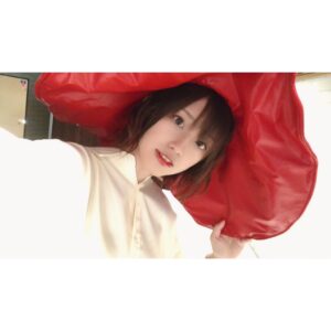Rie Takahashi Instagram - 📷2020.11.3
﻿
﻿
詠唱劇『新本格魔法少女りすか』﻿
act.3に出演させていただきました。﻿
﻿
﻿
*﻿
﻿
本番直後に書いています。﻿
﻿
まだ世界が定まっていません。﻿
﻿
﻿
厨二病みたいな発言ですが、﻿
たまにあるんです。﻿
とっても幸せなことで、﻿
大好きな感覚なのですが。﻿
﻿
﻿
なる人間、今日は、りすかの目線になって、﻿
その目を通して世界を見ていて。﻿
﻿
だから今、目が追いつかないというか……﻿
目から入ってくる現実世界が﻿
追いつかない感覚です。﻿
﻿
そんな訳で、世界が定まっていません。﻿
ああ、毎日こんな感覚で生きていきたい。﻿
﻿
﻿
*﻿
﻿
そういえば今日、﻿
禎丞さんと2人だったんです。﻿
﻿
﻿
今日のステージを俯瞰で振り返ると、﻿
そっかぁ、同じ声の人だったかぁ、﻿
となるくらい﻿
3人芝居だったかのようだし、﻿
﻿
状況を引き起こしてくれる地の文もあるので﻿
実質天の声さんもいらっしゃる。﻿
4人で繋いでいました。﻿
﻿
﻿
﻿
キズタカと、高峰、﻿
同じ時間を2人分背負って生きて、﻿
りすかを地の文で形成してくれた禎丞さん。﻿
﻿
めちゃくちゃ。すごい。﻿
本当にお疲れ様でした。﻿
﻿
﻿
﻿
*﻿
﻿
以前、禎丞さんとお話をしたときに﻿
お芝居中の感覚とか、﻿
役の入り方、﻿
表現への欲、﻿
首がもげるほど頷いてしまい﻿
﻿
ずーっと一緒の空間でお芝居がしたかったと願っていたのもあるし、五感ごと染まりたいタイプの人間として、同じ空間で、禎丞さんと一緒に誰かになれるのは本当に楽しい時間でした。﻿
﻿
﻿
﻿
*﻿
﻿
お芝居の仕事をしていて、﻿
上手く見られたい！とか﻿
仕事いっぱい欲しい！とか﻿
いろーーーんな欲は﻿
まあなくもなくもなくもないけど(ある)﻿
﻿
今日みたいなこういう空間があると、﻿
改めて、自分は何がしたいのか、﻿
戻ってくることができます。﻿
﻿
﻿
お芝居がしたい。﻿
﻿
作品の中で生きる彼ら彼女らの﻿
目になって﻿
声になって、﻿
こっちの世界で﻿
待ってくれている方に、﻿
アウトプットして届ける﻿
触媒になりたい。﻿
﻿
﻿
前にも禎丞さんに気付かせていただいたのに﻿
(livedoorさんのインタビューで話したやつ)﻿
また思っちゃった。﻿
それを今度はお芝居で気付かせてくれるなんて、﻿
やっぱりすごいなぁ。﻿
﻿
﻿
禎丞さん、キズタカ、高峰、﻿
りすかたちの世界に連れて行ってくれて﻿
ありがとうございました。﻿
﻿
﻿
﻿
また演じる機会があるといいなと願いつつ、﻿
りすかになれたこの時間を﻿
ずっとずっと大切にしていきたいと感じる﻿
﻿
そんな朗読劇でした。﻿
﻿
﻿
﻿
自分のお芝居に自信が無いと﻿
こういう話って恐れ多いなーって﻿
心のすみっこでヒヤヒヤしてるけど﻿
楽しいって感想言っただけ！﻿
うんそう！なの！﻿
﻿
﻿
﻿
*﻿
﻿
そして服の話を全然していません、、、﻿
﻿
赤い照明で映える白です。﻿
プリーツスカートと合わせて﻿
布たっぷりめにしました。﻿
﻿
﻿
赤い帽子はりすかの魔法帽。﻿
再現度のすごい小道具です。﻿
﻿
﻿
﻿
髪はりすかみたいにふわふわ。﻿
赤いのも塗ってもらいました。﻿
﻿
メイクさんの手が﻿
りすかみたいになる作業でした（笑）﻿
﻿
﻿
*﻿
﻿
これ後日見て恥ずかしくなるかなぁ。﻿
﻿
でも辛くなったら﻿
またこの日のドキドキを思い出そう。﻿
﻿
明日からも、﻿
お芝居や歌やダンスにお喋りに。﻿
表現者としてのお仕事、楽しんでいきます。﻿
﻿
﻿
*﻿
﻿
﻿
ご視聴いただいた皆様、﻿
ありがとうございました！﻿
﻿
﻿
アーカイブもぜひ。﻿
﻿
﻿
﻿
#声優 #朗読劇 #りえりー服 #新本格魔法少女りすか #詠唱劇りすか #高橋李依