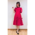 Rie Takahashi Instagram - 📷2019.2.4﻿ ﻿ ﻿ ﻿ 第4弾 #りえりー服﻿ 『この素晴らしい世界に祝福を！』の﻿ オーケストラコンサート衣装！👗﻿ ﻿ ﻿ 出演者みんなでドレスアップ！おめかしです！﻿ ﻿ ﻿ イベント内容は、﻿ アニメ劇伴の甲田さん指揮のもと﻿ オーケストラの皆さんの豪華な演奏と、﻿ 我らがMachicoちゃんのOP歌唱♪﻿ 私たちキャスト陣の朗読劇あり、﻿ 百花さん司会でトークパートもあり、﻿ キャラクターでED歌唱もありと盛りだくさん！﻿ ﻿ ﻿ そんな朗読劇は、﻿ カズマ達パーティーメンバーが﻿ オーケストラコンサートに来る！という話！﻿ ﻿ 会場にぴったりなシナリオだし、﻿ キャストの生のお芝居は﻿ 目で追っても楽しい賑やかさなので、﻿ ﻿ スタンドマイクに台本を持ちながらだけど、﻿ その場その瞬間に会話が生まれている﻿ 生の舞台のような臨場感を届けられるよう、﻿ お芝居が楽しくなるような衣装を選びました。﻿ ﻿ ﻿ *﻿ *﻿ ❤声を担当させていただいているめぐみんは﻿ 小さな魔法使い。どこがとは言ってないよ。﻿ ﻿ 普段は、赤いワンピースに﻿ かっちょいいマントと魔法使いらしいお帽子、﻿ 眼帯やら杖やらを携えています。﻿ こっちで言う厨二病の感性なんです‪✝︎﻿ ﻿ ﻿ 👗そんなめぐみんらしい雰囲気は、﻿ 彼女がいつも着ているワンピースの﻿ Aライン型がポイントかなと！﻿ ﻿ ウエストの位置がはっきりするものより、﻿ ざくっと体型は隠してしまったほうが﻿ 引きで見たときに分かりやすいかなーって思い、﻿ ﻿ スタイリストさんが持ってきて下さった中で﻿ 一番ズドンとしたドレスを﻿ 選ばせていただきました！﻿ （可愛い言葉が見当たらない 笑）﻿ ﻿ ﻿ 表面は固めのレース生地で﻿ 一面にお花があしらわれていて❁︎﻿ 肩から胸元へのフリル、﻿ 肘までのパフスリーブ、﻿ スカート部分の切り替えしの絶妙なライン……﻿ ﻿ おめかししているのに﻿ どこか少女らしさを含んだワンピースに﻿ 感動しかありませんでした。﻿ ﻿ ﻿ 👠ちなみにヒールは、﻿ ご用意していただいた中で﻿ 一番低いものを選んでいます。﻿ ﻿ つま先が尖ったものよりは﻿ 丸く、甘く。でも黒く！﻿ ﻿ 既に身長が160センチあるので、﻿ なるべく低く見えるように。﻿ ﻿ ﻿ 💅🏼ネイルには十字架。紅魔族なのでね！﻿ ﻿ ﻿ ✂️髪の長さはボブだったので、﻿ 一番年下っぽくなるような、﻿ 普段じゃなかなかやらない﻿ 耳ヘアーにしてもらいました。﻿ ？？耳ヘアー？（笑）﻿ ﻿ 頭のところにちょぼちょぼと、﻿ 小動物のイメージです🐈﻿ ﻿ ﻿ ﻿ 💚カズマ役の福島潤さんは緑の蝶ネクタイ。﻿ タキシード姿で座組が引き締まります！﻿ ﻿ 💙アクア役の雨宮天ちゃんは、﻿ 片方だけ肩を出した何とも綺麗な﻿ Iライン型の青のドレス。おみ足も素敵♡﻿ ﻿ 💛ダクネス役茅野愛衣さんは、﻿ お嬢様でもあるララティーナらしく﻿ 袖は長め、丈も長めのふんわりとしたワンピース。﻿ ﻿ ﻿ ﻿ あまりにも見事に﻿ キャストとキャラクターのいい所取りの衣装に﻿ ガッツポーズ＆拍手でしかなかったし、﻿ ﻿ 原作イラストの三嶋くろね先生が﻿ 今回のパンフレット用に﻿ 同じドレスをキャラクター達に着せてくれたのが﻿ エモエモのエモ………！﻿ そういうの好き～～～！！！﻿ 実況録音版のCDジャケットにもなってますよ◎﻿ ﻿ ﻿ ﻿ ﻿ イベント自体の思い出は、またどこかで！﻿ この日もみんなで何度目かの乾杯をしました。﻿ ﻿ 昨日は原作最終17巻の発売日でもありましたね。﻿ 祝福を～～！🎊﻿ ﻿ ﻿ ﻿ ﻿ #声優 #高橋李依﻿ #りえりー服﻿ #この素晴らしい世界に祝福を﻿ #このすば﻿ #オーケストラコンサート﻿ #イベント衣装