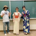 Rie Takahashi Instagram - 📷2022.8.7 ⁡ ⁡ 第40回小豆島まつり 『からかい上手の高木さん』 アニメイベントに お邪魔させていただきました！ ⁡ * ⁡ なんと今年のお祭り会場では、 アニメと同じような配置で 提灯を飾ってくださったとのこと！ 🏮🏮🏮🏮🏮🏮🏮🏮🏮 ⁡ 一斉に点灯された時は 「アニメで見た夏祭りだ……！」 なんて感動で。 ⁡ ずっとずっと忘れたくない景色でした。 ⁡ なんだか、どこか 記憶の中にあった夏祭りというか。 ⁡ 出身ではない私にとっても “地元の夏祭り”のようで、 ⁡ 大切な人たちと過ごす “夢のような時間”を体感し、 私、今青春してるなぁって 思っちゃいました☺️ ⁡ ⁡ * ⁡ 衣装はゆいこりーと一緒に浴衣👘🌟 ⁡ 今回のお祭りのポスターにもある、 二期の作中で高木さんが 着ていたものをイメージした クリーム色がベースの浴衣。 ⁡ 帯も同じく赤にしていただいて、 極め付けは髪飾り！🍎 ⁡ ⁡ アニメ二期の夏祭りに、 西片が高木さんに プレゼントしたあの かんざし(風ブックマーカー)です。 ⁡ 個人的に 物を見て思い出が蘇ることも多いので、 ⁡ 高木さんはもちろんのこと、 私にとってもこのかんざし(しおり)が 夏祭りの思い出トリガーになりそうです♪ ⁡ * ⁡ ステージでは、 小豆島や高木さんのお話🗣 梶さんからのメッセージ✉️ 高木さんの台詞披露🫣 ゆいこりーと歌唱🎤 小豆島の皆様からのプレゼント🎁と、 トピックスが本当にたくさん！ ⁡ ⁡ オリーブで作られたリースをいただき、 小豆島描き下ろしの高木さんとお揃いで テンション上がっちゃいました🥰🫒 ⁡ ⁡ Twitterにも #小豆島まつり や #高木さんめ で 感想やレポートを書いて下さっている 方がいらっしゃったので、 眺めて見ては思い出に浸っています☺️🙏 ありがとう！ ⁡ ⁡ * ⁡ そして改めてお礼を。 ⁡ ⁡ まずはご参加くださった 高木さんが大好きな皆様。 ⁡ お天気にたいへん恵まれた中 お時間を割いていただき 本当にありがとうございました。 ⁡ 体調は如何でしょうか？ どうかこの後も、 水分や栄養をしっかりとって お身体大切になさって下さいね。 ⁡ ⁡ 次回もしまた大規模に開催できた際は、 皆様の負担が少しでも減るよう、 各分野でしっかりと活かして参ります。 ⁡ たくさんのご協力、 本当にありがとうございました。 ⁡ * ⁡ このお祭りを開催するにあたって、 足掛け数年、念願の日だったと聞きました。 ⁡ 小豆島の皆さまにとっても 高木さんが大切な作品だったということ。 ⁡ そして、高木さんを好きでいる我々のことも 温かく歓迎して下さったこと。 ⁡ ⁡ こうして繋がれたご縁が、 この先も続いていくことを願っております！ ⁡ ⁡ ⁡ ⁡ #声優 #高橋李依 #りえりー服 #からかい上手の高木さん #高木さんめ #小豆島 #小豆島まつり #衣装 #styling #浴衣