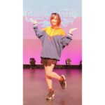 Rie Takahashi Instagram – 📷2018.11.11﻿
﻿
﻿
﻿
TVアニメ『Caligula -ｶﾘｷﾞｭﾗ-』﻿
﻿
スペシャルイベント﻿
ガールズパーティーの衣装💙﻿
﻿
担当させていただいている﻿
篠原美笛ちゃんは、﻿
大きなおめめとショートヘアが特徴な、﻿
超活発ムードメーカー女子🌻﻿
﻿
﻿
カリギュラは、﻿
ゲーム→アニメの作品なのですが……﻿
﻿
あ、いや、あんまりネタバレしたくないなあ（笑）﻿
美笛ちゃん含め、登場キャラたちはみんな﻿
自分のコンプレックスを抱えていて。﻿
﻿
ひとりずつ、苦しみながら戦う、﻿
本当に大切で思い入れのある作品なんです。﻿
男女共に、絶対やったらハマるよ。まじで。﻿
﻿
﻿
*﻿
ってことで服！﻿
イベントキービジュアルは、﻿
カリギュラ女子チームのパジャマ姿でした！﻿
秘密の花園感……🤫🌹﻿
﻿
ウサちゃんのようなヘアバンドは﻿
そのイラストから参考にしてチョイスしました。﻿
﻿
なのでヘアバンドの青を取り入れつつ、﻿
時期的に流行っていた﻿
アノラックパーカー系のコーデを参考に、﻿
自然体で、カジュアルで、﻿
攻めてるのにかわいい、﻿
jouetieさんで上下揃えてみました。﻿
﻿
﻿
KANGOLのパーカーは﻿
オレンジ×青でダボダボ！﻿
パーカーのフード部分はでかいほど好き。﻿
﻿
﻿
プリーツスカートなんだけど、﻿
イベントのステージが高いので﻿
ちゃーんとキュロットタイプにしました。﻿
﻿
﻿
靴はこの時期声優界隈でめっちゃ流行ってた﻿
インスタポンプフューリー。﻿
﻿
りえ、流行りもの、だーいすき！︎笑﻿
﻿
﻿
jouetieさんは、﻿
作品的に攻めた役どころの時によく見ていて、﻿
最近だと「LISTENERS」のときとかピッタリ。﻿
﻿ ﻿
*﻿
*﻿
余談ですが、﻿
カリギュラPの山中さんに、﻿
美笛ちゃんの衣装のブランド﻿
元ネタあるんですか〜って聞いたら、﻿
１着20万円以上のブランドさんでした。﻿
﻿
ひゅー！おっしゃぴー！(諦めた)﻿
﻿
﻿
そんな訳で私なりの美笛ちゃんコーデでした。﻿
﻿
﻿
﻿
今日は﻿
カリギュラが＜過剰強化＞されたver.﻿
﻿
PS4『Caligula OVERDOSE』﻿
﻿
発売から2年記念日～～！🎉🥳👏﻿
この機会にまだの方は是非！まじで！﻿
﻿
﻿
﻿
#声優 #高橋李依 #りえりー服 #カリギュラ #caligula