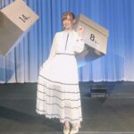 Rie Takahashi Instagram - 📷2020.12.12﻿ ﻿ ﻿ TVアニメ「かくしごと」﻿ スペシャルイベント﻿ 『こんなイベントやって﻿ 姫にバレたらどーする！』﻿ ﻿ の衣装写真です📦﻿☀️.° ﻿ *﻿ ﻿ ゆっくり書こうと思ってたら﻿ 年が明けました……（笑）﻿ ﻿ 楽しみにしてくれてた方﻿ お待たせしてます🙏🏻💦﻿ ちょっと短めの文になるかもですが﻿ 遡りつつ更新しますね！﻿ ﻿ *﻿ ﻿ 今回小学生(役担当の)チームは、﻿ 横並びで歌唱パートもあったので、﻿ 白で統一との事で。﻿ ﻿ ﻿ スタイリストさんが﻿ 綺麗な白いワンピースを用意して下さいました！👗♡﻿ ﻿ 黒いラインが〆てくれるので﻿ スタイルが綺麗に見えます👀✨﻿ （隠したいとこ隠れてﾗｯｷｰ💪）﻿ ﻿ *﻿ ﻿ ワンピースのブランド名は失念しましたが、﻿ ヒールはDIANA(ダイアナ)だったはず！﻿ ﻿ ﻿ DIANAはすごく足が綺麗に見えるんですよって、スタイリストさんがよく持ってきてくれてます☺👠﻿ ﻿ ﻿ 高木さんで出たアニサマの﻿ 全員集合のエンディングの時とかも﻿ DIANAさんだったかも。﻿ ﻿ 麦わら帽子👒×﻿ Tシャツアレンジ👕×﻿ デニムショーパン🩳×﻿ 足首紐ぐるぐる巻きヒール👠。﻿ ﻿ ﻿ 足の甲を見せて足長効果を狙いたいって時にオススメです😌🦶♪﻿ ﻿ ﻿ *﻿ ﻿ こういったキャスト大集合の﻿ 大きなイベントは本当に久しぶり。﻿ ﻿ ﻿ ステージセットの大きさとか、﻿ キャスト登場時の特別映像とか、﻿ 名場面を振り返るとか、﻿ お気に入りを語るとか、﻿ 書き下ろしの朗読劇が稀にメタかったり、﻿ 最後の挨拶で胸が熱くなるとか……、﻿ ﻿ ﻿ これこれ、﻿ これがアニメイベントだー……って、﻿ ﻿ 事ある事に、いっぱい噛み締めて、﻿ どこか俯瞰になってしまいそうでした。﻿ ﻿ ﻿ *﻿ ﻿ これはちょっと自戒なんだけど、﻿ 実は生のイベントの感覚とかアンテナがすっっぽり抜け落ちてるなと感じました。﻿ ﻿ 元々得意って訳でも無いけど、﻿ 自分に振られた時なんか頭ｻｰｯとするし、﻿ 大喜利もやっぱり変な汗出るし……﻿ ﻿ お芝居もバラエティも﻿ どちらも出来る方々の集まりで、﻿ 本当に頼もしかったです……😣﻿ ﻿ これから久しぶりだなって案件は、経験があったとしても、念入りに復習していかなきゃなと思ったのでした。﻿ マイクワークとかね、、、今マイク一人一本だからね、、きっと出来なくなってるんだろうな、、、﻿ ﻿ はい自戒おわり。活かします。﻿ ﻿ ﻿ *﻿ では改めて。﻿ ﻿ 会場に来てくださった方も、﻿ 配信で見て下さった方も、﻿ 本当にありがとうございました！﻿ ﻿ ﻿ 劇場編集版『かくしごと』も、楽しみに待っていて下さい♪﻿ ﻿ ﻿ ﻿ #声優 #りえりー服﻿ #かくしごと #高橋李依