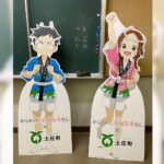 Rie Takahashi Instagram - 📷2022.8.7 ⁡ ⁡ 第40回小豆島まつり 『からかい上手の高木さん』 アニメイベントに お邪魔させていただきました！ ⁡ * ⁡ なんと今年のお祭り会場では、 アニメと同じような配置で 提灯を飾ってくださったとのこと！ 🏮🏮🏮🏮🏮🏮🏮🏮🏮 ⁡ 一斉に点灯された時は 「アニメで見た夏祭りだ……！」 なんて感動で。 ⁡ ずっとずっと忘れたくない景色でした。 ⁡ なんだか、どこか 記憶の中にあった夏祭りというか。 ⁡ 出身ではない私にとっても “地元の夏祭り”のようで、 ⁡ 大切な人たちと過ごす “夢のような時間”を体感し、 私、今青春してるなぁって 思っちゃいました☺️ ⁡ ⁡ * ⁡ 衣装はゆいこりーと一緒に浴衣👘🌟 ⁡ 今回のお祭りのポスターにもある、 二期の作中で高木さんが 着ていたものをイメージした クリーム色がベースの浴衣。 ⁡ 帯も同じく赤にしていただいて、 極め付けは髪飾り！🍎 ⁡ ⁡ アニメ二期の夏祭りに、 西片が高木さんに プレゼントしたあの かんざし(風ブックマーカー)です。 ⁡ 個人的に 物を見て思い出が蘇ることも多いので、 ⁡ 高木さんはもちろんのこと、 私にとってもこのかんざし(しおり)が 夏祭りの思い出トリガーになりそうです♪ ⁡ * ⁡ ステージでは、 小豆島や高木さんのお話🗣 梶さんからのメッセージ✉️ 高木さんの台詞披露🫣 ゆいこりーと歌唱🎤 小豆島の皆様からのプレゼント🎁と、 トピックスが本当にたくさん！ ⁡ ⁡ オリーブで作られたリースをいただき、 小豆島描き下ろしの高木さんとお揃いで テンション上がっちゃいました🥰🫒 ⁡ ⁡ Twitterにも #小豆島まつり や #高木さんめ で 感想やレポートを書いて下さっている 方がいらっしゃったので、 眺めて見ては思い出に浸っています☺️🙏 ありがとう！ ⁡ ⁡ * ⁡ そして改めてお礼を。 ⁡ ⁡ まずはご参加くださった 高木さんが大好きな皆様。 ⁡ お天気にたいへん恵まれた中 お時間を割いていただき 本当にありがとうございました。 ⁡ 体調は如何でしょうか？ どうかこの後も、 水分や栄養をしっかりとって お身体大切になさって下さいね。 ⁡ ⁡ 次回もしまた大規模に開催できた際は、 皆様の負担が少しでも減るよう、 各分野でしっかりと活かして参ります。 ⁡ たくさんのご協力、 本当にありがとうございました。 ⁡ * ⁡ このお祭りを開催するにあたって、 足掛け数年、念願の日だったと聞きました。 ⁡ 小豆島の皆さまにとっても 高木さんが大切な作品だったということ。 ⁡ そして、高木さんを好きでいる我々のことも 温かく歓迎して下さったこと。 ⁡ ⁡ こうして繋がれたご縁が、 この先も続いていくことを願っております！ ⁡ ⁡ ⁡ ⁡ #声優 #高橋李依 #りえりー服 #からかい上手の高木さん #高木さんめ #小豆島 #小豆島まつり #衣装 #styling #浴衣
