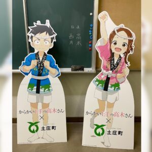 Rie Takahashi Instagram - 📷2022.8.7
⁡
⁡
第40回小豆島まつり
『からかい上手の高木さん』
アニメイベントに
お邪魔させていただきました！
⁡
*
⁡
なんと今年のお祭り会場では、
アニメと同じような配置で
提灯を飾ってくださったとのこと！
🏮🏮🏮🏮🏮🏮🏮🏮🏮
⁡
一斉に点灯された時は
「アニメで見た夏祭りだ……！」
なんて感動で。
⁡
ずっとずっと忘れたくない景色でした。
⁡
なんだか、どこか
記憶の中にあった夏祭りというか。
⁡
出身ではない私にとっても
“地元の夏祭り”のようで、
⁡
大切な人たちと過ごす
“夢のような時間”を体感し、
私、今青春してるなぁって
思っちゃいました☺️
⁡
⁡
*
⁡
衣装はゆいこりーと一緒に浴衣👘🌟
⁡
今回のお祭りのポスターにもある、
二期の作中で高木さんが
着ていたものをイメージした
クリーム色がベースの浴衣。
⁡
帯も同じく赤にしていただいて、
極め付けは髪飾り！🍎
⁡
⁡
アニメ二期の夏祭りに、
西片が高木さんに
プレゼントしたあの
かんざし(風ブックマーカー)です。
⁡
個人的に
物を見て思い出が蘇ることも多いので、
⁡
高木さんはもちろんのこと、
私にとってもこのかんざし(しおり)が
夏祭りの思い出トリガーになりそうです♪
⁡
*
⁡
ステージでは、
小豆島や高木さんのお話🗣
梶さんからのメッセージ✉️
高木さんの台詞披露🫣
ゆいこりーと歌唱🎤
小豆島の皆様からのプレゼント🎁と、
トピックスが本当にたくさん！
⁡
⁡
オリーブで作られたリースをいただき、
小豆島描き下ろしの高木さんとお揃いで
テンション上がっちゃいました🥰🫒
⁡
⁡
Twitterにも
#小豆島まつり や #高木さんめ で
感想やレポートを書いて下さっている
方がいらっしゃったので、
眺めて見ては思い出に浸っています☺️🙏
ありがとう！
⁡
⁡
*
⁡
そして改めてお礼を。
⁡
⁡
まずはご参加くださった
高木さんが大好きな皆様。
⁡
お天気にたいへん恵まれた中
お時間を割いていただき
本当にありがとうございました。
⁡
体調は如何でしょうか？
どうかこの後も、
水分や栄養をしっかりとって
お身体大切になさって下さいね。
⁡
⁡
次回もしまた大規模に開催できた際は、
皆様の負担が少しでも減るよう、
各分野でしっかりと活かして参ります。
⁡
たくさんのご協力、
本当にありがとうございました。
⁡
*
⁡
このお祭りを開催するにあたって、
足掛け数年、念願の日だったと聞きました。
⁡
小豆島の皆さまにとっても
高木さんが大切な作品だったということ。
⁡
そして、高木さんを好きでいる我々のことも
温かく歓迎して下さったこと。
⁡
⁡
こうして繋がれたご縁が、
この先も続いていくことを願っております！
⁡
⁡
⁡
⁡
#声優 #高橋李依 #りえりー服
#からかい上手の高木さん
#高木さんめ #小豆島 #小豆島まつり
#衣装 #styling #浴衣