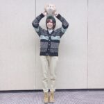 Rie Takahashi Instagram - 📷2020.11.29﻿ ﻿ ﻿ 2021.1.7より放送開始！﻿ ﻿ TVアニメ『ゆるキャン△ SEASON2』﻿ 先行上映会でした⛺≡:･*･･*﻿ ﻿ ﻿ *﻿ 今回は《磐田・浜松編》を﻿ 一気に見られる上映イベント！﻿ オンエアの3話分です！﻿ ﻿ 私もばっちり映像を堪能して﻿ 参加した上映会だったので﻿ もう脳内ゆるキャン一色でうずうずわくわく！﻿ ﻿ ﻿ それに、﻿ 久しぶりにゆるキャンチームに会えて﻿ 登壇も楽屋もとても楽しかったです🥰﻿ ﻿ ﻿ *﻿ 上映された本編は、﻿ 冒頭からの構成とか、﻿ 定期的な飯テロシーンとか、﻿ 新キャラの綾乃ちゃんとか、﻿ 空気が美味しいOPEDとかとか﻿ 見どころが本当にありすぎました。﻿ ﻿ ﻿ そして『ゆるキャン△』の空気感が﻿ ちゃーーーんと帰ってきたんだってこと﻿ ﻿ 本会場と35のライブビューイング会場に﻿ しっかりばっちり届きましたかね！﻿ ネタバレせずに口コミよろしくね！！笑﻿ ﻿ ﻿ ゆるキャン△やっぱりめちゃくちゃ﻿ いい作品だなあ～～～～﻿ 好き。落ち着く。﻿ これはまた毎週の癒し確定ですね☺﻿ ﻿ ﻿ *﻿ さて。﻿ 今回はキャンプっぽい﻿ アウトドアな装いで﻿ まとめておりました。﻿ ﻿ 我が家から連れて来た﻿ 私物の……ｹﾞﾌﾝ、家族のちくわ🐕も一緒！﻿ ﻿ ﻿ *﻿ カーディガンは﻿ 高円寺の古着屋さんで見つけたニット！﻿ ﻿ 今日のイベントでは﻿ ゆるキャングッズや﻿ ゆるキャンっぽい装いをしてくると﻿ ポストカードがもらえるとのことで。﻿ 私も貰えましたよ〜☆✌️😉笑﻿ ﻿ ﻿ 次またそういう機会があったら﻿ 柄物のニットはオススメかなあ！﻿ 夏だったら大変だけど😅﻿ ﻿ 困ったら古着屋さん最強☝️﻿ ﻿ ﻿ *﻿ そんな感じで買い足したのはニットくらい。﻿ ﻿ あとは普段使ってるような﻿ アフレコしやすい﻿ レギュラー服だったりします😌﻿ ﻿ このニットも今後アフレコに着てこ～。﻿ ﻿ ﻿ ﻿ *﻿ ﻿ 今日は限られた時間の登壇でしたが、﻿ 2月ぶりの人前でもあって、﻿ 奈央さんもうるっとされるほど﻿ 久しかった事を改めて実感しました。﻿ ﻿ ﻿ そうそう、いつも、﻿ こんな感じでお話したあと、﻿ みなさんウンウンって﻿ 目をして下さってたんですよ。﻿ ﻿ マスクをしていてもわかりました。﻿ ﻿ ﻿ ﻿ 久しぶりの感覚が﻿ とても愛おしい。﻿ ﻿ そんな愛おしさを感じられたきっかけが﻿ この『ゆるキャン△』だったのは﻿ とってもぴったりに思いました☺﻿ ﻿ ﻿ ﻿ *﻿ いけないいけない、﻿ アニメが始まる前から語りすぎてしまう！﻿ ﻿ まずは1月からの放送。﻿ ﻿ 今日来られなかった方も、いらした方も、﻿ また毎週のオンエアを見て、﻿ 同じ景色を一緒に共有しましょう！﻿ ﻿ ﻿ ﻿ (ﾐ･｡･ﾐ)♡﻿ ﻿ ﻿ ﻿ #声優 #りえりー服 #ゆるキャン #高橋李依