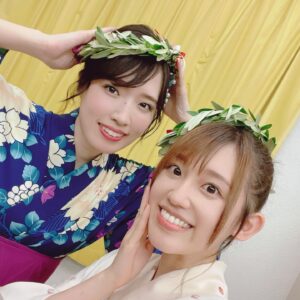 Rie Takahashi Instagram - 📷2022.8.7
⁡
⁡
第40回小豆島まつり
『からかい上手の高木さん』
アニメイベントに
お邪魔させていただきました！
⁡
*
⁡
なんと今年のお祭り会場では、
アニメと同じような配置で
提灯を飾ってくださったとのこと！
🏮🏮🏮🏮🏮🏮🏮🏮🏮
⁡
一斉に点灯された時は
「アニメで見た夏祭りだ……！」
なんて感動で。
⁡
ずっとずっと忘れたくない景色でした。
⁡
なんだか、どこか
記憶の中にあった夏祭りというか。
⁡
出身ではない私にとっても
“地元の夏祭り”のようで、
⁡
大切な人たちと過ごす
“夢のような時間”を体感し、
私、今青春してるなぁって
思っちゃいました☺️
⁡
⁡
*
⁡
衣装はゆいこりーと一緒に浴衣👘🌟
⁡
今回のお祭りのポスターにもある、
二期の作中で高木さんが
着ていたものをイメージした
クリーム色がベースの浴衣。
⁡
帯も同じく赤にしていただいて、
極め付けは髪飾り！🍎
⁡
⁡
アニメ二期の夏祭りに、
西片が高木さんに
プレゼントしたあの
かんざし(風ブックマーカー)です。
⁡
個人的に
物を見て思い出が蘇ることも多いので、
⁡
高木さんはもちろんのこと、
私にとってもこのかんざし(しおり)が
夏祭りの思い出トリガーになりそうです♪
⁡
*
⁡
ステージでは、
小豆島や高木さんのお話🗣
梶さんからのメッセージ✉️
高木さんの台詞披露🫣
ゆいこりーと歌唱🎤
小豆島の皆様からのプレゼント🎁と、
トピックスが本当にたくさん！
⁡
⁡
オリーブで作られたリースをいただき、
小豆島描き下ろしの高木さんとお揃いで
テンション上がっちゃいました🥰🫒
⁡
⁡
Twitterにも
#小豆島まつり や #高木さんめ で
感想やレポートを書いて下さっている
方がいらっしゃったので、
眺めて見ては思い出に浸っています☺️🙏
ありがとう！
⁡
⁡
*
⁡
そして改めてお礼を。
⁡
⁡
まずはご参加くださった
高木さんが大好きな皆様。
⁡
お天気にたいへん恵まれた中
お時間を割いていただき
本当にありがとうございました。
⁡
体調は如何でしょうか？
どうかこの後も、
水分や栄養をしっかりとって
お身体大切になさって下さいね。
⁡
⁡
次回もしまた大規模に開催できた際は、
皆様の負担が少しでも減るよう、
各分野でしっかりと活かして参ります。
⁡
たくさんのご協力、
本当にありがとうございました。
⁡
*
⁡
このお祭りを開催するにあたって、
足掛け数年、念願の日だったと聞きました。
⁡
小豆島の皆さまにとっても
高木さんが大切な作品だったということ。
⁡
そして、高木さんを好きでいる我々のことも
温かく歓迎して下さったこと。
⁡
⁡
こうして繋がれたご縁が、
この先も続いていくことを願っております！
⁡
⁡
⁡
⁡
#声優 #高橋李依 #りえりー服
#からかい上手の高木さん
#高木さんめ #小豆島 #小豆島まつり
#衣装 #styling #浴衣