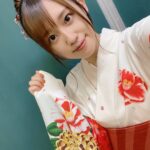 Rie Takahashi Instagram - 📷2022.8.7 ⁡ ⁡ 第40回小豆島まつり 『からかい上手の高木さん』 アニメイベントに お邪魔させていただきました！ ⁡ * ⁡ なんと今年のお祭り会場では、 アニメと同じような配置で 提灯を飾ってくださったとのこと！ 🏮🏮🏮🏮🏮🏮🏮🏮🏮 ⁡ 一斉に点灯された時は 「アニメで見た夏祭りだ……！」 なんて感動で。 ⁡ ずっとずっと忘れたくない景色でした。 ⁡ なんだか、どこか 記憶の中にあった夏祭りというか。 ⁡ 出身ではない私にとっても “地元の夏祭り”のようで、 ⁡ 大切な人たちと過ごす “夢のような時間”を体感し、 私、今青春してるなぁって 思っちゃいました☺️ ⁡ ⁡ * ⁡ 衣装はゆいこりーと一緒に浴衣👘🌟 ⁡ 今回のお祭りのポスターにもある、 二期の作中で高木さんが 着ていたものをイメージした クリーム色がベースの浴衣。 ⁡ 帯も同じく赤にしていただいて、 極め付けは髪飾り！🍎 ⁡ ⁡ アニメ二期の夏祭りに、 西片が高木さんに プレゼントしたあの かんざし(風ブックマーカー)です。 ⁡ 個人的に 物を見て思い出が蘇ることも多いので、 ⁡ 高木さんはもちろんのこと、 私にとってもこのかんざし(しおり)が 夏祭りの思い出トリガーになりそうです♪ ⁡ * ⁡ ステージでは、 小豆島や高木さんのお話🗣 梶さんからのメッセージ✉️ 高木さんの台詞披露🫣 ゆいこりーと歌唱🎤 小豆島の皆様からのプレゼント🎁と、 トピックスが本当にたくさん！ ⁡ ⁡ オリーブで作られたリースをいただき、 小豆島描き下ろしの高木さんとお揃いで テンション上がっちゃいました🥰🫒 ⁡ ⁡ Twitterにも #小豆島まつり や #高木さんめ で 感想やレポートを書いて下さっている 方がいらっしゃったので、 眺めて見ては思い出に浸っています☺️🙏 ありがとう！ ⁡ ⁡ * ⁡ そして改めてお礼を。 ⁡ ⁡ まずはご参加くださった 高木さんが大好きな皆様。 ⁡ お天気にたいへん恵まれた中 お時間を割いていただき 本当にありがとうございました。 ⁡ 体調は如何でしょうか？ どうかこの後も、 水分や栄養をしっかりとって お身体大切になさって下さいね。 ⁡ ⁡ 次回もしまた大規模に開催できた際は、 皆様の負担が少しでも減るよう、 各分野でしっかりと活かして参ります。 ⁡ たくさんのご協力、 本当にありがとうございました。 ⁡ * ⁡ このお祭りを開催するにあたって、 足掛け数年、念願の日だったと聞きました。 ⁡ 小豆島の皆さまにとっても 高木さんが大切な作品だったということ。 ⁡ そして、高木さんを好きでいる我々のことも 温かく歓迎して下さったこと。 ⁡ ⁡ こうして繋がれたご縁が、 この先も続いていくことを願っております！ ⁡ ⁡ ⁡ ⁡ #声優 #高橋李依 #りえりー服 #からかい上手の高木さん #高木さんめ #小豆島 #小豆島まつり #衣装 #styling #浴衣