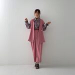Rie Takahashi Instagram - 📷2022.05.18 ⁡ ⁡ 雑誌anan(2299号)発売日📕 ⁡ 映画「ハケンアニメ！」の ⁡ 出演声優にスポットを当てていただき、 特集を組んでいただいております！ ⁡ ⁡ * ⁡ 映画『ハケンアニメ！』は ついに明日、5.20公開です。 ⁡ 今伝えたいのは、 ⁡ アニメが好きな方にも ぜひ見て欲しいということでしょうか。 ⁡ ⁡ * ⁡ 最近テレビを付けていると たくさんのCMを見かけたり、 街中にポスターが貼ってあったり。 ⁡ それこそ、あのananさんに 載せていただく日まで来るとは！ ⁡ あとは、 私だけでなく、母にまで 「りえちゃん出るの？！」と 連絡が来たと聞きまして（笑） ⁡ ⁡ これは、 普段アニメを見る機会のない方々にも この作品が届くんだろうなぁと、 ワクワクしています。 ⁡ ⁡ * ⁡ そして。 ⁡ ⁡ アニメが大好きな、 それこそ私のInstagramまで 読んでくださるような（笑） アニメに携わる人を 意識してくれている人には ⁡ ⁡ なんだか身内に報告するような気持ちというか、、、 なんて言うんだろう、、、 ⁡ 砕けた感じで話すと、 ⁡ ⁡ ⁡ 「ねぇねぇ見てよ！アニメ業界ってやっぱ超良くない！？これ！いつも！わたしたちが見てるやつ！好きなやつ！作ってる人達！！はーーーやっぱアニメ最高」 ⁡ ⁡ ⁡ 的な感じの、この、この感じ！（笑） ⁡ ⁡ * ⁡ 今回ほんの微力ですが 携わらせていただき、 ⁡ アニメへのとてつもないリスペクトを 常に常に感じました。 ⁡ ⁡ ⁡ ⁡ アニメが好きな人、 安心して見に来て欲しいです。 ⁡ ⁡ ⁡ ⁡ ⁡ 丁寧に、熱く、苦しく、 本気で、かっこいい、 わたしたちの大好きなアニメ業界を 描いてくださっていて、 ⁡ ⁡ 誰目線って感じで恐縮ですが、 ⁡ ⁡ 私は、 大好きなひとたちが 褒められているみたいで ずっと嬉しかったし、 ⁡ アニメが大好きである自分も、 改めて誇りたくなりました。 ⁡ ⁡ ⁡ * ⁡ そんなことで改めて。 ⁡ 今作には 作中アニメ『運命戦線リデルライト』 充莉(じゅうり)の声優役として 参加させていただいております。 ⁡ ⁡ 💗🖤 ananに掲載中の衣装では、 ⁡ 働くイメージで、 かっちりセットアップ！ ⁡ 「リデルライト」の ポップな印象を詰め込んだ 鮮やかなピンクには、 ⁡ ⁡ 黒地に小花柄のシャツ× 黒いチュールのインナー× 黒い小物たちを合わせて、 ⁡ ダークかわいい感じに コーディネートしていただきました！ ⁡ ⁡ * ⁡ anan、そして 映画『ハケンアニメ！』 ぜひぜひチェックよろしくお願いします！ ⁡ ⁡ ⁡ ⁡ ⁡ #声優 #高橋李依 #りえりー服 #ハケンアニメ #anan #衣装 #styling