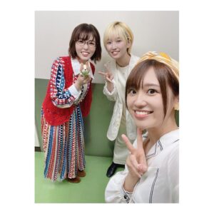 Rie Takahashi Instagram - 📷2022.05.15
⁡
⁡
本日は
⁡
ゆるキャン△
映画館で野外活動
～テストキャンプ上映会～
⁡
キャストトークショーパートに
登壇させていただきました！
⁡
⁡
*
⁡
登壇メンバーは、
各務原なでしこ役の花守ゆみりちゃん！
なかよし～～！わぁ～～～！🙌
⁡
大垣千明役の原紗友里さん！
せんぱ～～い！わぁ～～～！🙌
⁡
⁡
以前ゆるキャン関連で
この3人が同じ楽屋だったんですが、
トークのストッパーが不在……ｹﾞﾌﾝ
ノリの相性が異常に良くて😂
⁡
実はさゆさゆさんと
今日この3人不安じゃない？って
話してたんです（笑）
⁡
⁡
でも意外と無事に終わって
ホッとしました……！
⁡
7/1の映画に向けて、
ちゃんと伝えたかったことも
伝えられたかなと思います！☺️
⁡
⁡
*
⁡
⁡
衣装は、
恵那ちゃんカラーの
(ついに公式に聞いた)
オレンジ色！🧡
⁡
スタイリストさんと、
スカーフを首に巻いて
ボーイスカウト風にしましょう🧣
なんてお話をしていたんですが、
⁡
手首と足首が出てないから、
首は出した方がスタイル良さそう
とのことで一転、頭に巻きました👍🏻
⁡
⁡
⁡
そのため、
シャツやキュロットに
ほんのりボーイスカウト感が残り、
⁡
靴は綺麗系なショートブーツで
⁡
全身カジュアル手前の
アウトドア登壇コーデになりました。
⁡
⁡
⁡
なんだアウトドア登壇って（笑）
⁡
もしアウトドアで
登壇する機会があったら
参考にしてください（笑）
⁡
⁡
⁡
*
⁡
映画公開は7/1！
あと1ヶ月と2週間ちょっとですね！
⁡
⁡
今回の映画は、SEASON2までを通して、彼女たちが選択してきたものの延長線上にある姿が見られると思います。
⁡
ぜひ、過去作を見返して
ゆるキャン△熱を高めて
楽しみにお待ちください！
⁡
⁡
⁡
⁡
⁡
⁡
#声優 #高橋李依 #りえりー服
#ゆるキャン #映画館で野外活動
#衣装 #styling