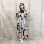 Rie Takahashi Instagram - 📷2022.03.26 ⁡ AnimeJapan 2022 ⁡ 今年のAJ一発目は ⁡ 『からかい上手の高木さん』 映画公開記念スペシャルステージ でした！💓 ⁡ * ⁡ 3期の最終話最速が 3/25の25:25からで、 いわばもう当日です。笑 ⁡ 10:45からのステージだなんて 起きられるかね〜〜って 以前からスタッフさん達とも からかいあってて（笑） ⁡ でもこういうおもしろスケジュール、 私わくわくしちゃうんですよね（笑） ⁡ ⁡ ⁡ 結局オンエアが良すぎて 全然寝られなかったけど、 それもまたきっと 3期の思い出になるんだろうなって がっつり夜ふかししちゃいました😚 高木さんめー！ ⁡ * ⁡ 今回の衣装はスタイリストさん！ ⁡ ⁡ 担当してくださったAさんには、 ⁡ 高木さん関連の衣装であることと、 「爽やかなワンピースがいいです」 とざっくりオーダーをして、 なんかいっつも、良い感じなの。 ⁡ ⁡ 爽やかで上品で、かわいくて、 高木さんがわたしと 同い年くらいになったら 絶対に着て欲しいなって思う(主観) ワンピースを用意してくださいます。 ⁡ いつも何着かパターンで 持ってきてくださるんだけど、 そこから絞るのも大変なくらいです！ ⁡ * ⁡ 水色、オレンジ、黒の賑やかな柄が 大きな黒リボンでバチッと締まってて、 ⁡ 足元は少しヒールの低い お花の刺繍のパンプスです。 ⁡ 12話のEDでもあります、花。 入れちゃいました😉🌸笑 ⁡ ⁡ * ⁡ 次は映画だー！ ⁡ ⁡ 映画についてお話する機会は まだまだたくさんありそうなので 今回はこの辺で！ ⁡ ⁡ ⁡ ⁡ ⁡ #声優 #高橋李依 #りえりー服 #からかい上手の高木さん #高木さんめ #衣装 #styling