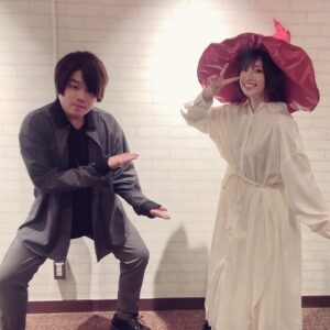 Rie Takahashi Instagram - 📷2020.11.3
﻿
﻿
詠唱劇『新本格魔法少女りすか』﻿
act.3に出演させていただきました。﻿
﻿
﻿
*﻿
﻿
本番直後に書いています。﻿
﻿
まだ世界が定まっていません。﻿
﻿
﻿
厨二病みたいな発言ですが、﻿
たまにあるんです。﻿
とっても幸せなことで、﻿
大好きな感覚なのですが。﻿
﻿
﻿
なる人間、今日は、りすかの目線になって、﻿
その目を通して世界を見ていて。﻿
﻿
だから今、目が追いつかないというか……﻿
目から入ってくる現実世界が﻿
追いつかない感覚です。﻿
﻿
そんな訳で、世界が定まっていません。﻿
ああ、毎日こんな感覚で生きていきたい。﻿
﻿
﻿
*﻿
﻿
そういえば今日、﻿
禎丞さんと2人だったんです。﻿
﻿
﻿
今日のステージを俯瞰で振り返ると、﻿
そっかぁ、同じ声の人だったかぁ、﻿
となるくらい﻿
3人芝居だったかのようだし、﻿
﻿
状況を引き起こしてくれる地の文もあるので﻿
実質天の声さんもいらっしゃる。﻿
4人で繋いでいました。﻿
﻿
﻿
﻿
キズタカと、高峰、﻿
同じ時間を2人分背負って生きて、﻿
りすかを地の文で形成してくれた禎丞さん。﻿
﻿
めちゃくちゃ。すごい。﻿
本当にお疲れ様でした。﻿
﻿
﻿
﻿
*﻿
﻿
以前、禎丞さんとお話をしたときに﻿
お芝居中の感覚とか、﻿
役の入り方、﻿
表現への欲、﻿
首がもげるほど頷いてしまい﻿
﻿
ずーっと一緒の空間でお芝居がしたかったと願っていたのもあるし、五感ごと染まりたいタイプの人間として、同じ空間で、禎丞さんと一緒に誰かになれるのは本当に楽しい時間でした。﻿
﻿
﻿
﻿
*﻿
﻿
お芝居の仕事をしていて、﻿
上手く見られたい！とか﻿
仕事いっぱい欲しい！とか﻿
いろーーーんな欲は﻿
まあなくもなくもなくもないけど(ある)﻿
﻿
今日みたいなこういう空間があると、﻿
改めて、自分は何がしたいのか、﻿
戻ってくることができます。﻿
﻿
﻿
お芝居がしたい。﻿
﻿
作品の中で生きる彼ら彼女らの﻿
目になって﻿
声になって、﻿
こっちの世界で﻿
待ってくれている方に、﻿
アウトプットして届ける﻿
触媒になりたい。﻿
﻿
﻿
前にも禎丞さんに気付かせていただいたのに﻿
(livedoorさんのインタビューで話したやつ)﻿
また思っちゃった。﻿
それを今度はお芝居で気付かせてくれるなんて、﻿
やっぱりすごいなぁ。﻿
﻿
﻿
禎丞さん、キズタカ、高峰、﻿
りすかたちの世界に連れて行ってくれて﻿
ありがとうございました。﻿
﻿
﻿
﻿
また演じる機会があるといいなと願いつつ、﻿
りすかになれたこの時間を﻿
ずっとずっと大切にしていきたいと感じる﻿
﻿
そんな朗読劇でした。﻿
﻿
﻿
﻿
自分のお芝居に自信が無いと﻿
こういう話って恐れ多いなーって﻿
心のすみっこでヒヤヒヤしてるけど﻿
楽しいって感想言っただけ！﻿
うんそう！なの！﻿
﻿
﻿
﻿
*﻿
﻿
そして服の話を全然していません、、、﻿
﻿
赤い照明で映える白です。﻿
プリーツスカートと合わせて﻿
布たっぷりめにしました。﻿
﻿
﻿
赤い帽子はりすかの魔法帽。﻿
再現度のすごい小道具です。﻿
﻿
﻿
﻿
髪はりすかみたいにふわふわ。﻿
赤いのも塗ってもらいました。﻿
﻿
メイクさんの手が﻿
りすかみたいになる作業でした（笑）﻿
﻿
﻿
*﻿
﻿
これ後日見て恥ずかしくなるかなぁ。﻿
﻿
でも辛くなったら﻿
またこの日のドキドキを思い出そう。﻿
﻿
明日からも、﻿
お芝居や歌やダンスにお喋りに。﻿
表現者としてのお仕事、楽しんでいきます。﻿
﻿
﻿
*﻿
﻿
﻿
ご視聴いただいた皆様、﻿
ありがとうございました！﻿
﻿
﻿
アーカイブもぜひ。﻿
﻿
﻿
﻿
#声優 #朗読劇 #りえりー服 #新本格魔法少女りすか #詠唱劇りすか #高橋李依
