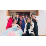 Rie Takahashi Instagram - 📷2019.2.4﻿ ﻿ ﻿ ﻿ 第4弾 #りえりー服﻿ 『この素晴らしい世界に祝福を！』の﻿ オーケストラコンサート衣装！👗﻿ ﻿ ﻿ 出演者みんなでドレスアップ！おめかしです！﻿ ﻿ ﻿ イベント内容は、﻿ アニメ劇伴の甲田さん指揮のもと﻿ オーケストラの皆さんの豪華な演奏と、﻿ 我らがMachicoちゃんのOP歌唱♪﻿ 私たちキャスト陣の朗読劇あり、﻿ 百花さん司会でトークパートもあり、﻿ キャラクターでED歌唱もありと盛りだくさん！﻿ ﻿ ﻿ そんな朗読劇は、﻿ カズマ達パーティーメンバーが﻿ オーケストラコンサートに来る！という話！﻿ ﻿ 会場にぴったりなシナリオだし、﻿ キャストの生のお芝居は﻿ 目で追っても楽しい賑やかさなので、﻿ ﻿ スタンドマイクに台本を持ちながらだけど、﻿ その場その瞬間に会話が生まれている﻿ 生の舞台のような臨場感を届けられるよう、﻿ お芝居が楽しくなるような衣装を選びました。﻿ ﻿ ﻿ *﻿ *﻿ ❤声を担当させていただいているめぐみんは﻿ 小さな魔法使い。どこがとは言ってないよ。﻿ ﻿ 普段は、赤いワンピースに﻿ かっちょいいマントと魔法使いらしいお帽子、﻿ 眼帯やら杖やらを携えています。﻿ こっちで言う厨二病の感性なんです‪✝︎﻿ ﻿ ﻿ 👗そんなめぐみんらしい雰囲気は、﻿ 彼女がいつも着ているワンピースの﻿ Aライン型がポイントかなと！﻿ ﻿ ウエストの位置がはっきりするものより、﻿ ざくっと体型は隠してしまったほうが﻿ 引きで見たときに分かりやすいかなーって思い、﻿ ﻿ スタイリストさんが持ってきて下さった中で﻿ 一番ズドンとしたドレスを﻿ 選ばせていただきました！﻿ （可愛い言葉が見当たらない 笑）﻿ ﻿ ﻿ 表面は固めのレース生地で﻿ 一面にお花があしらわれていて❁︎﻿ 肩から胸元へのフリル、﻿ 肘までのパフスリーブ、﻿ スカート部分の切り替えしの絶妙なライン……﻿ ﻿ おめかししているのに﻿ どこか少女らしさを含んだワンピースに﻿ 感動しかありませんでした。﻿ ﻿ ﻿ 👠ちなみにヒールは、﻿ ご用意していただいた中で﻿ 一番低いものを選んでいます。﻿ ﻿ つま先が尖ったものよりは﻿ 丸く、甘く。でも黒く！﻿ ﻿ 既に身長が160センチあるので、﻿ なるべく低く見えるように。﻿ ﻿ ﻿ 💅🏼ネイルには十字架。紅魔族なのでね！﻿ ﻿ ﻿ ✂️髪の長さはボブだったので、﻿ 一番年下っぽくなるような、﻿ 普段じゃなかなかやらない﻿ 耳ヘアーにしてもらいました。﻿ ？？耳ヘアー？（笑）﻿ ﻿ 頭のところにちょぼちょぼと、﻿ 小動物のイメージです🐈﻿ ﻿ ﻿ ﻿ 💚カズマ役の福島潤さんは緑の蝶ネクタイ。﻿ タキシード姿で座組が引き締まります！﻿ ﻿ 💙アクア役の雨宮天ちゃんは、﻿ 片方だけ肩を出した何とも綺麗な﻿ Iライン型の青のドレス。おみ足も素敵♡﻿ ﻿ 💛ダクネス役茅野愛衣さんは、﻿ お嬢様でもあるララティーナらしく﻿ 袖は長め、丈も長めのふんわりとしたワンピース。﻿ ﻿ ﻿ ﻿ あまりにも見事に﻿ キャストとキャラクターのいい所取りの衣装に﻿ ガッツポーズ＆拍手でしかなかったし、﻿ ﻿ 原作イラストの三嶋くろね先生が﻿ 今回のパンフレット用に﻿ 同じドレスをキャラクター達に着せてくれたのが﻿ エモエモのエモ………！﻿ そういうの好き～～～！！！﻿ 実況録音版のCDジャケットにもなってますよ◎﻿ ﻿ ﻿ ﻿ ﻿ イベント自体の思い出は、またどこかで！﻿ この日もみんなで何度目かの乾杯をしました。﻿ ﻿ 昨日は原作最終17巻の発売日でもありましたね。﻿ 祝福を～～！🎊﻿ ﻿ ﻿ ﻿ ﻿ #声優 #高橋李依﻿ #りえりー服﻿ #この素晴らしい世界に祝福を﻿ #このすば﻿ #オーケストラコンサート﻿ #イベント衣装