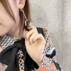 Rie Takahashi Instagram - 📷2022.03.26
⁡
AnimeJapan 2022
⁡
今年のAJ一発目は
⁡
『からかい上手の高木さん』
映画公開記念スペシャルステージ
でした！💓
⁡
*
⁡
3期の最終話最速が
3/25の25:25からで、
いわばもう当日です。笑
⁡
10:45からのステージだなんて
起きられるかね〜〜って
以前からスタッフさん達とも
からかいあってて（笑）
⁡
でもこういうおもしろスケジュール、
私わくわくしちゃうんですよね（笑）
⁡
⁡
⁡
結局オンエアが良すぎて
全然寝られなかったけど、
それもまたきっと
3期の思い出になるんだろうなって
がっつり夜ふかししちゃいました😚
高木さんめー！
⁡
*
⁡
今回の衣装はスタイリストさん！
⁡
⁡
担当してくださったAさんには、
⁡
高木さん関連の衣装であることと、
「爽やかなワンピースがいいです」
とざっくりオーダーをして、
なんかいっつも、良い感じなの。
⁡
⁡
爽やかで上品で、かわいくて、
高木さんがわたしと
同い年くらいになったら
絶対に着て欲しいなって思う(主観)
ワンピースを用意してくださいます。
⁡
いつも何着かパターンで
持ってきてくださるんだけど、
そこから絞るのも大変なくらいです！
⁡
*
⁡
水色、オレンジ、黒の賑やかな柄が
大きな黒リボンでバチッと締まってて、
⁡
足元は少しヒールの低い
お花の刺繍のパンプスです。
⁡
12話のEDでもあります、花。
入れちゃいました😉🌸笑
⁡
⁡
*
⁡
次は映画だー！
⁡
⁡
映画についてお話する機会は
まだまだたくさんありそうなので
今回はこの辺で！
⁡
⁡
⁡
⁡
⁡
#声優 #高橋李依 #りえりー服
#からかい上手の高木さん #高木さんめ
#衣装 #styling