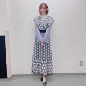 Rie Takahashi Instagram - 📷2021.7.30
⁡
FGO Fes.2021 Day4
「カルデアラジオ局Plus出張版」の写真です📻
⁡
⁡
いつもはパーソナリティですが、
今回はゲストとして出演🎤😳
⁡
⁡
ゲストというのも、この日は、特別上映『Fate/Grand Order -終局特異点  冠位時間神殿ソロモン-』公開日で❣️👏🎬
⁡
フォウ役 川澄綾子さんと
ロマニ役 鈴村健一さんも登壇され、
会場&配信にて公開直後の熱量を共有できました🥲✨
⁡
⁡
⁡
衣装は、小花の刺繍が可愛いワンピース❁
⁡
どこかにマシュ色を入れたい想いをスタイリストさんが汲んでくれて、紫色のトップスと組み合わせています🙏🏻🍆💜
⁡
髪のイヤリングカラーも、紫色がギリギリ残ってました！😙💡
⁡
⁡
⁡
そして、作品に前のめりな姿勢でお迎えしてくれたり、話しやすいパスを投げてくれた、瑠美さんとみにゃ。
⁡
普段は一緒にオタクトークしている日々ですが、パーソナリティとしての頼もしさとか、カッコよさを実感した日でもありました☺️
⁡
⁡
さて、今夜も21:00から生放送！
オタクトークの方でお送りします！笑
⁡
⁡
#声優 #高橋李依 #りえりー服
#FGO
#衣装 #styling
