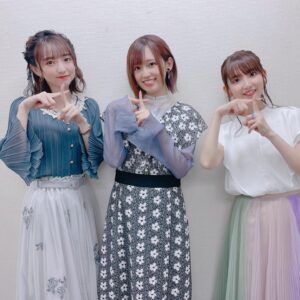 Rie Takahashi Instagram - 📷2021.7.30
⁡
FGO Fes.2021 Day4
「カルデアラジオ局Plus出張版」の写真です📻
⁡
⁡
いつもはパーソナリティですが、
今回はゲストとして出演🎤😳
⁡
⁡
ゲストというのも、この日は、特別上映『Fate/Grand Order -終局特異点  冠位時間神殿ソロモン-』公開日で❣️👏🎬
⁡
フォウ役 川澄綾子さんと
ロマニ役 鈴村健一さんも登壇され、
会場&配信にて公開直後の熱量を共有できました🥲✨
⁡
⁡
⁡
衣装は、小花の刺繍が可愛いワンピース❁
⁡
どこかにマシュ色を入れたい想いをスタイリストさんが汲んでくれて、紫色のトップスと組み合わせています🙏🏻🍆💜
⁡
髪のイヤリングカラーも、紫色がギリギリ残ってました！😙💡
⁡
⁡
⁡
そして、作品に前のめりな姿勢でお迎えしてくれたり、話しやすいパスを投げてくれた、瑠美さんとみにゃ。
⁡
普段は一緒にオタクトークしている日々ですが、パーソナリティとしての頼もしさとか、カッコよさを実感した日でもありました☺️
⁡
⁡
さて、今夜も21:00から生放送！
オタクトークの方でお送りします！笑
⁡
⁡
#声優 #高橋李依 #りえりー服
#FGO
#衣装 #styling