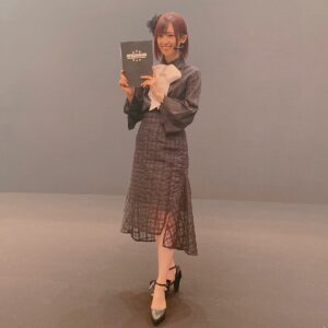 Rie Takahashi Instagram - 📷2021.7.27
⁡
FGO Fes.2021 day1の写真です！
⁡
しばらく投稿ができていなかったので、
今年の写真は今年のうちに！🔥
何枚か遡って投稿していきます☺️
⁡
⁡
⁡
day1は、AR朗読劇✨📖🗣️
⁡
FGO第2部をマシュ目線で振り返る構成で、AR技術も使った映像になっておりました！👀💥
⁡
普段読んでいるシナリオは主人公として。
⁡
今作では、マシュにまつわるシーンがたくさん抜粋されておりました。
⁡
改めて、1人の少女に起こった状況を流れで演じていくと、鼓動が鮮明に伝わってきて。
ご覧のみなさんの元にも、あの空間の生感が届いていたら嬉しいです……！😌
⁡
⁡
⁡
衣装は、透け感と華やかさのある黒！
⁡
実はこの朗読劇にはキービジュアルがあるのですが、衣装フィッティングの後に見せていただいて。
マシュが黒い服を着て朗読をしているじゃないですか！と、急遽別案で用意してもらっていたこの黒衣装に、当日変更していたんです☺️💦
⁡
⁡
⁡
いつか、みなさんの前でも披露できたらいいなと思う朗読劇でした🥰
⁡
⁡
⁡
#声優 #高橋李依 #りえりー服
#FGO
#衣装 #styling