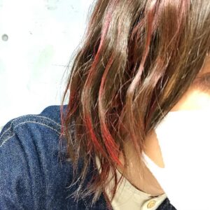 Rie Takahashi Instagram - 📷2020.11.3
﻿
﻿
詠唱劇『新本格魔法少女りすか』﻿
act.3に出演させていただきました。﻿
﻿
﻿
*﻿
﻿
本番直後に書いています。﻿
﻿
まだ世界が定まっていません。﻿
﻿
﻿
厨二病みたいな発言ですが、﻿
たまにあるんです。﻿
とっても幸せなことで、﻿
大好きな感覚なのですが。﻿
﻿
﻿
なる人間、今日は、りすかの目線になって、﻿
その目を通して世界を見ていて。﻿
﻿
だから今、目が追いつかないというか……﻿
目から入ってくる現実世界が﻿
追いつかない感覚です。﻿
﻿
そんな訳で、世界が定まっていません。﻿
ああ、毎日こんな感覚で生きていきたい。﻿
﻿
﻿
*﻿
﻿
そういえば今日、﻿
禎丞さんと2人だったんです。﻿
﻿
﻿
今日のステージを俯瞰で振り返ると、﻿
そっかぁ、同じ声の人だったかぁ、﻿
となるくらい﻿
3人芝居だったかのようだし、﻿
﻿
状況を引き起こしてくれる地の文もあるので﻿
実質天の声さんもいらっしゃる。﻿
4人で繋いでいました。﻿
﻿
﻿
﻿
キズタカと、高峰、﻿
同じ時間を2人分背負って生きて、﻿
りすかを地の文で形成してくれた禎丞さん。﻿
﻿
めちゃくちゃ。すごい。﻿
本当にお疲れ様でした。﻿
﻿
﻿
﻿
*﻿
﻿
以前、禎丞さんとお話をしたときに﻿
お芝居中の感覚とか、﻿
役の入り方、﻿
表現への欲、﻿
首がもげるほど頷いてしまい﻿
﻿
ずーっと一緒の空間でお芝居がしたかったと願っていたのもあるし、五感ごと染まりたいタイプの人間として、同じ空間で、禎丞さんと一緒に誰かになれるのは本当に楽しい時間でした。﻿
﻿
﻿
﻿
*﻿
﻿
お芝居の仕事をしていて、﻿
上手く見られたい！とか﻿
仕事いっぱい欲しい！とか﻿
いろーーーんな欲は﻿
まあなくもなくもなくもないけど(ある)﻿
﻿
今日みたいなこういう空間があると、﻿
改めて、自分は何がしたいのか、﻿
戻ってくることができます。﻿
﻿
﻿
お芝居がしたい。﻿
﻿
作品の中で生きる彼ら彼女らの﻿
目になって﻿
声になって、﻿
こっちの世界で﻿
待ってくれている方に、﻿
アウトプットして届ける﻿
触媒になりたい。﻿
﻿
﻿
前にも禎丞さんに気付かせていただいたのに﻿
(livedoorさんのインタビューで話したやつ)﻿
また思っちゃった。﻿
それを今度はお芝居で気付かせてくれるなんて、﻿
やっぱりすごいなぁ。﻿
﻿
﻿
禎丞さん、キズタカ、高峰、﻿
りすかたちの世界に連れて行ってくれて﻿
ありがとうございました。﻿
﻿
﻿
﻿
また演じる機会があるといいなと願いつつ、﻿
りすかになれたこの時間を﻿
ずっとずっと大切にしていきたいと感じる﻿
﻿
そんな朗読劇でした。﻿
﻿
﻿
﻿
自分のお芝居に自信が無いと﻿
こういう話って恐れ多いなーって﻿
心のすみっこでヒヤヒヤしてるけど﻿
楽しいって感想言っただけ！﻿
うんそう！なの！﻿
﻿
﻿
﻿
*﻿
﻿
そして服の話を全然していません、、、﻿
﻿
赤い照明で映える白です。﻿
プリーツスカートと合わせて﻿
布たっぷりめにしました。﻿
﻿
﻿
赤い帽子はりすかの魔法帽。﻿
再現度のすごい小道具です。﻿
﻿
﻿
﻿
髪はりすかみたいにふわふわ。﻿
赤いのも塗ってもらいました。﻿
﻿
メイクさんの手が﻿
りすかみたいになる作業でした（笑）﻿
﻿
﻿
*﻿
﻿
これ後日見て恥ずかしくなるかなぁ。﻿
﻿
でも辛くなったら﻿
またこの日のドキドキを思い出そう。﻿
﻿
明日からも、﻿
お芝居や歌やダンスにお喋りに。﻿
表現者としてのお仕事、楽しんでいきます。﻿
﻿
﻿
*﻿
﻿
﻿
ご視聴いただいた皆様、﻿
ありがとうございました！﻿
﻿
﻿
アーカイブもぜひ。﻿
﻿
﻿
﻿
#声優 #朗読劇 #りえりー服 #新本格魔法少女りすか #詠唱劇りすか #高橋李依