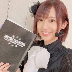 Rie Takahashi Instagram - 📷2021.7.27
⁡
FGO Fes.2021 day1の写真です！
⁡
しばらく投稿ができていなかったので、
今年の写真は今年のうちに！🔥
何枚か遡って投稿していきます☺️
⁡
⁡
⁡
day1は、AR朗読劇✨📖🗣️
⁡
FGO第2部をマシュ目線で振り返る構成で、AR技術も使った映像になっておりました！👀💥
⁡
普段読んでいるシナリオは主人公として。
⁡
今作では、マシュにまつわるシーンがたくさん抜粋されておりました。
⁡
改めて、1人の少女に起こった状況を流れで演じていくと、鼓動が鮮明に伝わってきて。
ご覧のみなさんの元にも、あの空間の生感が届いていたら嬉しいです……！😌
⁡
⁡
⁡
衣装は、透け感と華やかさのある黒！
⁡
実はこの朗読劇にはキービジュアルがあるのですが、衣装フィッティングの後に見せていただいて。
マシュが黒い服を着て朗読をしているじゃないですか！と、急遽別案で用意してもらっていたこの黒衣装に、当日変更していたんです☺️💦
⁡
⁡
⁡
いつか、みなさんの前でも披露できたらいいなと思う朗読劇でした🥰
⁡
⁡
⁡
#声優 #高橋李依 #りえりー服
#FGO
#衣装 #styling