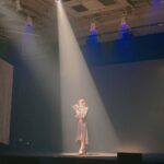 Rie Takahashi Instagram - 📷2021.7.27 ⁡ FGO Fes.2021 day1の写真です！ ⁡ しばらく投稿ができていなかったので、 今年の写真は今年のうちに！🔥 何枚か遡って投稿していきます☺️ ⁡ ⁡ ⁡ day1は、AR朗読劇✨📖🗣️ ⁡ FGO第2部をマシュ目線で振り返る構成で、AR技術も使った映像になっておりました！👀💥 ⁡ 普段読んでいるシナリオは主人公として。 ⁡ 今作では、マシュにまつわるシーンがたくさん抜粋されておりました。 ⁡ 改めて、1人の少女に起こった状況を流れで演じていくと、鼓動が鮮明に伝わってきて。 ご覧のみなさんの元にも、あの空間の生感が届いていたら嬉しいです……！😌 ⁡ ⁡ ⁡ 衣装は、透け感と華やかさのある黒！ ⁡ 実はこの朗読劇にはキービジュアルがあるのですが、衣装フィッティングの後に見せていただいて。 マシュが黒い服を着て朗読をしているじゃないですか！と、急遽別案で用意してもらっていたこの黒衣装に、当日変更していたんです☺️💦 ⁡ ⁡ ⁡ いつか、みなさんの前でも披露できたらいいなと思う朗読劇でした🥰 ⁡ ⁡ ⁡ #声優 #高橋李依 #りえりー服 #FGO #衣装 #styling