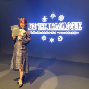 Rie Takahashi Instagram - 📷2021.7.27
⁡
FGO Fes.2021 day1の写真です！
⁡
しばらく投稿ができていなかったので、
今年の写真は今年のうちに！🔥
何枚か遡って投稿していきます☺️
⁡
⁡
⁡
day1は、AR朗読劇✨📖🗣️
⁡
FGO第2部をマシュ目線で振り返る構成で、AR技術も使った映像になっておりました！👀💥
⁡
普段読んでいるシナリオは主人公として。
⁡
今作では、マシュにまつわるシーンがたくさん抜粋されておりました。
⁡
改めて、1人の少女に起こった状況を流れで演じていくと、鼓動が鮮明に伝わってきて。
ご覧のみなさんの元にも、あの空間の生感が届いていたら嬉しいです……！😌
⁡
⁡
⁡
衣装は、透け感と華やかさのある黒！
⁡
実はこの朗読劇にはキービジュアルがあるのですが、衣装フィッティングの後に見せていただいて。
マシュが黒い服を着て朗読をしているじゃないですか！と、急遽別案で用意してもらっていたこの黒衣装に、当日変更していたんです☺️💦
⁡
⁡
⁡
いつか、みなさんの前でも披露できたらいいなと思う朗読劇でした🥰
⁡
⁡
⁡
#声優 #高橋李依 #りえりー服
#FGO
#衣装 #styling