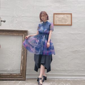 Rie Takahashi Instagram - 📷2021.6.30
⁡
⁡
本日発売！
Ani-PASS#13
⁡
⁡
*
なんとなんと！
バックカバーと巻末特集を
組んでいただいております……！👏🎉
⁡
表紙は宮野真守さん！！
⁡
FGOキャメロットも
よろしくお願いいたします！☺️照
⁡
*
⁡
⁡
今回の写真は、
とても静かな空気感の中に、
意志を感じさせるような……。
⁡
まさに今回発売させていただいた
1stEP「透明な付箋」の印象に
寄り添って撮って下さったので、
⁡
ぜひとも実際に本誌で
チェックしていただきたい！！！
⁡
⁡
*
⁡
インスタでは衣装写真を公開してますが、
プロが撮ってくれて、
プロがレイアウトして、
プロが読み応えのある記事を
書いてくださったりと……
⁡
やはりプロの読み物(？)は
おすすめです……！！！✨😌
⁡
⁡
*
⁡
そんな本誌では衣装が2パターン♥♡
⁡
1コーデ目は、
⁡
夜のような色味がとっても綺麗な
透け感のあるシアーワンピースです。
⁡
⁡
そしてデザインが素敵な黒スカートは
AOI WANAKAさん
(@aoiwanaka.official)
⁡
⁡
親指を囲むデザインがかっこいい
アシメなサンダルは
MANAcraftshoesさん👠🖤
(@manacraftshoes)
⁡
⁡
シルバーはスタイリストさんの私物で、
TEN.(@ten._____)さんのアクセ。
⁡
使い勝手が良すぎるデザインばっかり！
⁡
チェーンはメンズライクというか、
意外と辛口感がありました⛓
⁡
⁡
丸みがかわいいイヤリング(3枚目)は
yurika akutsuさん𓂃◌𓈒𓐍
(@yurika_akutsu)
⁡
⁡
ワンピースの胸元にある
クリアな玉ボタンの抜け感と合わさって、
⁡
可愛さだけじゃない
おしゃれなバランスでした。
⁡
⁡
すき。
⁡
⁡
*
⁡
2コーデ目は逆に、白を貴重にしたもの。
また改めて後日更新しますね！
⁡
雑誌で見た方が早いかも〜？♪😉笑
⁡
⁡
⁡
⁡
#声優 #高橋李依 #りえりー服
#anipass #透明な付箋 #衣装 #styling
