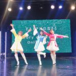 Rie Takahashi Instagram – 📷2020.10.31
┈┈┈┈ ♪ ♪ ♪ ┈┈┈┈
イヤホンズ
Theory of evolution
Online Show
┈┈┈┈ ♪ ♪ ♪ ┈┈┈┈
*
昨日はオンラインショー、
見て下さった皆様ありがとうございました!!!
一晩経って、まだフワフワしています。
アーカイブも1週間くらいあるので、
私も改めて視聴しようかなと😎✧
あっという間すぎて、
実感はあるのに、夢だったみたいな……。
きっと生で見てくれた方も
怒涛のショーだったかと思うので😅笑
ぜひアーカイブでもじっくりご覧下さいね!
*
そしてオンライン上で
アンコールの声もあったと伺いました😭🙏🏻✨
またいつか生でお会いできた際は、
「イヤホンズー!」って呼ぶ声
聞かせてもらえたら嬉しいです☺
*
今回のお写真は
4周年記念ライブの際に
用意していただいていた
「チュラタチュラハ」合わせの衣装です*⋆✈
チュラタチュラハは
あにめたまご2019
『斗え!スペースアテンダントアオイ』
の主題歌☝️
アテンダントさん風デザインですね💁♀️💕
サンリオピューロランドで披露した
「わがままなアレゴリー」の
クリスマス衣装も作ってくださった
すみれさんの制作です!
ありがとうございます!!!
*
「Theory of evolution」関連の取材で
何度か写真には残っているのですが、
今回動き回っても平気なように
首周りに安定感をつけていただきました!
ハイネックすきーーー𓃱
あと、前にTwitterにも載せたけど
撮影の時に使用する
CAさん風帽子もかわいいので
ここに貼っておこ~~🥰👒
*
1曲ずつの感想と
今回開催にあたっての感謝は、
伝えたらキリが無いほどにありまして……
まずはイヤホンズのラジオで
3人でお喋りしよう。
それで足りなかったら、
ミラクルクリエイトで喋ろう。
それでも足りなかったら、
なにつくでも喋ろう。そうしよう。
ゆっくりじっくり
振り返ることにしますね☺️
*
せっかくなのでおまけ。
最後に貼ってある写真は、
歌詞を覚える時のメモです。
今回初めてやってみたけど、
イラストで覚えるのが
私には1番合ってたかも🤔💭
コマクちゃんならなんの曲かわかるかな(笑)
#声優 #声優ユニット #りえりー服 #イヤホンズ #イヤホンズOnline #earphones #セボション #高橋李依
