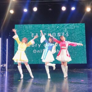 Rie Takahashi Instagram - 📷2020.10.31﻿
﻿
﻿
┈┈┈┈ ♪ ♪ ♪ ┈┈┈┈﻿
 イヤホンズ﻿
Theory of evolution﻿
 Online Show﻿
┈┈┈┈ ♪ ♪ ♪ ┈┈┈┈﻿
﻿
*﻿
﻿
昨日はオンラインショー、﻿
見て下さった皆様ありがとうございました!!!﻿
﻿
﻿
一晩経って、まだフワフワしています。﻿
﻿
﻿
アーカイブも1週間くらいあるので、﻿
私も改めて視聴しようかなと😎✧﻿
﻿
﻿
あっという間すぎて、﻿
実感はあるのに、夢だったみたいな……。﻿
﻿
﻿
きっと生で見てくれた方も﻿
怒涛のショーだったかと思うので😅笑﻿
ぜひアーカイブでもじっくりご覧下さいね！﻿
﻿
﻿
*﻿
﻿
そしてオンライン上で﻿
アンコールの声もあったと伺いました😭🙏🏻✨﻿
﻿
﻿
またいつか生でお会いできた際は、﻿
「イヤホンズー！」って呼ぶ声﻿
聞かせてもらえたら嬉しいです☺﻿
﻿
﻿
﻿
*﻿
﻿
﻿
今回のお写真は﻿
﻿
4周年記念ライブの際に﻿
用意していただいていた﻿
「チュラタチュラハ」合わせの衣装です*⋆✈﻿
﻿
﻿
チュラタチュラハは﻿
あにめたまご2019﻿
『斗え！スペースアテンダントアオイ』﻿
の主題歌☝️﻿
﻿
アテンダントさん風デザインですね💁‍♀️💕﻿
﻿
﻿
﻿
サンリオピューロランドで披露した﻿
「わがままなアレゴリー」の﻿
クリスマス衣装も作ってくださった﻿
すみれさんの制作です！﻿
ありがとうございます！！！﻿
﻿
﻿
*﻿
﻿
「Theory of evolution」関連の取材で﻿
何度か写真には残っているのですが、﻿
﻿
今回動き回っても平気なように﻿
首周りに安定感をつけていただきました！﻿
﻿
﻿
ハイネックすきーーー𓃱 ﻿
﻿
﻿
﻿
あと、前にTwitterにも載せたけど﻿
撮影の時に使用する﻿
CAさん風帽子もかわいいので﻿
ここに貼っておこ～～🥰👒﻿
﻿
*﻿
﻿
﻿
1曲ずつの感想と﻿
今回開催にあたっての感謝は、﻿
伝えたらキリが無いほどにありまして……﻿
﻿
﻿
まずはイヤホンズのラジオで﻿
3人でお喋りしよう。﻿
﻿
﻿
それで足りなかったら、﻿
ミラクルクリエイトで喋ろう。﻿
﻿
﻿
それでも足りなかったら、﻿
なにつくでも喋ろう。そうしよう。﻿
﻿
﻿
ゆっくりじっくり﻿
振り返ることにしますね☺️﻿
﻿
﻿
*﻿
﻿
せっかくなのでおまけ。﻿
﻿
最後に貼ってある写真は、﻿
歌詞を覚える時のメモです。﻿
﻿
今回初めてやってみたけど、﻿
イラストで覚えるのが﻿
私には1番合ってたかも🤔💭﻿
﻿
﻿
コマクちゃんならなんの曲かわかるかな（笑）﻿
﻿
 ﻿
﻿
﻿
#声優 #声優ユニット #りえりー服 #イヤホンズ  #イヤホンズOnline #earphones #セボション #高橋李依