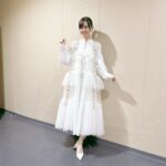 Rie Takahashi Instagram - 📷2023.10.8 ⁡ ⁡ 10/13公開の劇場作品🎥 ⁡ 『大雪海のカイナ ほしのけんじゃ』 ⁡ 完成披露上映会でした！ ⁡ ⁡ * ⁡ こちらの作品は、 TVアニメを観てから見て！！！！と 全力で推させていただきたい。 ⁡ ⁡ TVアニメシリーズが全11話！ ⁡ 一段落したし、 世界観を満喫したかと思いきや ⁡ ⁡ まだ！謎が！ ⁡ 残っていたじゃないですか！ - ̗̀ Ⱄ ̖́- ⁡ ⁡ それを映画でやります。 ⁡ ⁡ 面白いんですよ、それが……！ ⁡ 映画を見るために アニメ履修しよっかな、、、？で 大正解なくらいです。 ⁡ * ⁡ ⁡ 舞台挨拶で監督もおっしゃっていましたが、 ⁡ 今作は、 一緒に体験してるような感覚になれるよう 意識されているとのことで🫀 ⁡ ⁡ 映画の大きなスクリーンだとなおのこと ⁡ 謎の多い美しい世界を、ゆっくり、 カイナたちと同じ速度で 歩み、知り、戦うことができる。 ⁡ ⁡ 私は弐瓶勉さんの世界観に 初めて触れさせていただいたのですが、 ⁡ 不勉強だと気負いすることなく、 すーっと没入しておりました……⚙️ ⁡ シンプルで複雑で。魅力的です。 ⁡ ⁡ * ⁡ 衣装は、スタイリストさんに ⁡ 「白！冒険！姫！」 ⁡ とだけ伝えたら なんというリリハコーデ……！！👏 ⁡ ⁡ どこがそうさせたのかなと思うと キャラデザとの共通点がちらほら‪💡‬🤔 ⁡ ⁡ 光沢感があり品のあるリボン！ ⁡ ベストの紐がくしゃっと冒険感！ ⁡ ふわっとしたスカート！Aライン！ ⁡ 甘すぎないフリル！ ⁡ 露出ではなく着込む！重ねる！ ⁡ ⁡ ⁡ スタッフさんや本日の登壇メンバーにも、リリハっぽいね！いいね！って大絶賛いただきました🥹👍🏻♪ ⁡ ⁡ * ⁡ 改めて、公開は来週10/13(金)より！！ ⁡ ⁡ もう一度言います。 アニメを観てから見てくださいね！！！ ⁡ ⁡ ⁡ ⁡ ⁡ #大雪海のカイナ #カイナみたカイナ #声優 #高橋李依 #りえりー服