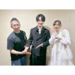 Rie Takahashi Instagram - 📷2023.10.8 ⁡ ⁡ 10/13公開の劇場作品🎥 ⁡ 『大雪海のカイナ ほしのけんじゃ』 ⁡ 完成披露上映会でした！ ⁡ ⁡ * ⁡ こちらの作品は、 TVアニメを観てから見て！！！！と 全力で推させていただきたい。 ⁡ ⁡ TVアニメシリーズが全11話！ ⁡ 一段落したし、 世界観を満喫したかと思いきや ⁡ ⁡ まだ！謎が！ ⁡ 残っていたじゃないですか！ - ̗̀ Ⱄ ̖́- ⁡ ⁡ それを映画でやります。 ⁡ ⁡ 面白いんですよ、それが……！ ⁡ 映画を見るために アニメ履修しよっかな、、、？で 大正解なくらいです。 ⁡ * ⁡ ⁡ 舞台挨拶で監督もおっしゃっていましたが、 ⁡ 今作は、 一緒に体験してるような感覚になれるよう 意識されているとのことで🫀 ⁡ ⁡ 映画の大きなスクリーンだとなおのこと ⁡ 謎の多い美しい世界を、ゆっくり、 カイナたちと同じ速度で 歩み、知り、戦うことができる。 ⁡ ⁡ 私は弐瓶勉さんの世界観に 初めて触れさせていただいたのですが、 ⁡ 不勉強だと気負いすることなく、 すーっと没入しておりました……⚙️ ⁡ シンプルで複雑で。魅力的です。 ⁡ ⁡ * ⁡ 衣装は、スタイリストさんに ⁡ 「白！冒険！姫！」 ⁡ とだけ伝えたら なんというリリハコーデ……！！👏 ⁡ ⁡ どこがそうさせたのかなと思うと キャラデザとの共通点がちらほら‪💡‬🤔 ⁡ ⁡ 光沢感があり品のあるリボン！ ⁡ ベストの紐がくしゃっと冒険感！ ⁡ ふわっとしたスカート！Aライン！ ⁡ 甘すぎないフリル！ ⁡ 露出ではなく着込む！重ねる！ ⁡ ⁡ ⁡ スタッフさんや本日の登壇メンバーにも、リリハっぽいね！いいね！って大絶賛いただきました🥹👍🏻♪ ⁡ ⁡ * ⁡ 改めて、公開は来週10/13(金)より！！ ⁡ ⁡ もう一度言います。 アニメを観てから見てくださいね！！！ ⁡ ⁡ ⁡ ⁡ ⁡ #大雪海のカイナ #カイナみたカイナ #声優 #高橋李依 #りえりー服