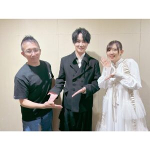 Rie Takahashi Instagram - 📷2023.10.8
⁡
⁡
10/13公開の劇場作品🎥
⁡
『大雪海のカイナ ほしのけんじゃ』
⁡
完成披露上映会でした！
⁡
⁡
*
⁡
こちらの作品は、
TVアニメを観てから見て！！！！と
全力で推させていただきたい。
⁡
⁡
TVアニメシリーズが全11話！
⁡
一段落したし、
世界観を満喫したかと思いきや
⁡
⁡
まだ！謎が！
⁡
残っていたじゃないですか！ - ̗̀ Ⱄ ̖́-
⁡
⁡
それを映画でやります。
⁡
⁡
面白いんですよ、それが……！
⁡
映画を見るために
アニメ履修しよっかな、、、？で
大正解なくらいです。
⁡
*
⁡
⁡
舞台挨拶で監督もおっしゃっていましたが、
 
⁡
今作は、
一緒に体験してるような感覚になれるよう
意識されているとのことで🫀
⁡
⁡
映画の大きなスクリーンだとなおのこと
⁡
謎の多い美しい世界を、ゆっくり、
カイナたちと同じ速度で
歩み、知り、戦うことができる。
⁡
⁡
私は弐瓶勉さんの世界観に
初めて触れさせていただいたのですが、
⁡
不勉強だと気負いすることなく、
すーっと没入しておりました……⚙️
⁡
シンプルで複雑で。魅力的です。
⁡
⁡
*
⁡
衣装は、スタイリストさんに
⁡
「白！冒険！姫！」
⁡
とだけ伝えたら
なんというリリハコーデ……！！👏
⁡
⁡
どこがそうさせたのかなと思うと
キャラデザとの共通点がちらほら‪💡‬🤔
⁡
⁡
光沢感があり品のあるリボン！
⁡
ベストの紐がくしゃっと冒険感！
⁡
ふわっとしたスカート！Aライン！
⁡
甘すぎないフリル！
⁡
露出ではなく着込む！重ねる！
⁡
⁡
⁡
スタッフさんや本日の登壇メンバーにも、リリハっぽいね！いいね！って大絶賛いただきました🥹👍🏻♪
⁡
⁡
*
⁡
改めて、公開は来週10/13(金)より！！
⁡
⁡
もう一度言います。
アニメを観てから見てくださいね！！！
⁡
⁡
⁡
⁡
⁡
#大雪海のカイナ #カイナみたカイナ
#声優 #高橋李依
#りえりー服
