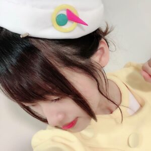 Rie Takahashi Instagram - 📷2020.10.31﻿
﻿
﻿
┈┈┈┈ ♪ ♪ ♪ ┈┈┈┈﻿
 イヤホンズ﻿
Theory of evolution﻿
 Online Show﻿
┈┈┈┈ ♪ ♪ ♪ ┈┈┈┈﻿
﻿
*﻿
﻿
昨日はオンラインショー、﻿
見て下さった皆様ありがとうございました!!!﻿
﻿
﻿
一晩経って、まだフワフワしています。﻿
﻿
﻿
アーカイブも1週間くらいあるので、﻿
私も改めて視聴しようかなと😎✧﻿
﻿
﻿
あっという間すぎて、﻿
実感はあるのに、夢だったみたいな……。﻿
﻿
﻿
きっと生で見てくれた方も﻿
怒涛のショーだったかと思うので😅笑﻿
ぜひアーカイブでもじっくりご覧下さいね！﻿
﻿
﻿
*﻿
﻿
そしてオンライン上で﻿
アンコールの声もあったと伺いました😭🙏🏻✨﻿
﻿
﻿
またいつか生でお会いできた際は、﻿
「イヤホンズー！」って呼ぶ声﻿
聞かせてもらえたら嬉しいです☺﻿
﻿
﻿
﻿
*﻿
﻿
﻿
今回のお写真は﻿
﻿
4周年記念ライブの際に﻿
用意していただいていた﻿
「チュラタチュラハ」合わせの衣装です*⋆✈﻿
﻿
﻿
チュラタチュラハは﻿
あにめたまご2019﻿
『斗え！スペースアテンダントアオイ』﻿
の主題歌☝️﻿
﻿
アテンダントさん風デザインですね💁‍♀️💕﻿
﻿
﻿
﻿
サンリオピューロランドで披露した﻿
「わがままなアレゴリー」の﻿
クリスマス衣装も作ってくださった﻿
すみれさんの制作です！﻿
ありがとうございます！！！﻿
﻿
﻿
*﻿
﻿
「Theory of evolution」関連の取材で﻿
何度か写真には残っているのですが、﻿
﻿
今回動き回っても平気なように﻿
首周りに安定感をつけていただきました！﻿
﻿
﻿
ハイネックすきーーー𓃱 ﻿
﻿
﻿
﻿
あと、前にTwitterにも載せたけど﻿
撮影の時に使用する﻿
CAさん風帽子もかわいいので﻿
ここに貼っておこ～～🥰👒﻿
﻿
*﻿
﻿
﻿
1曲ずつの感想と﻿
今回開催にあたっての感謝は、﻿
伝えたらキリが無いほどにありまして……﻿
﻿
﻿
まずはイヤホンズのラジオで﻿
3人でお喋りしよう。﻿
﻿
﻿
それで足りなかったら、﻿
ミラクルクリエイトで喋ろう。﻿
﻿
﻿
それでも足りなかったら、﻿
なにつくでも喋ろう。そうしよう。﻿
﻿
﻿
ゆっくりじっくり﻿
振り返ることにしますね☺️﻿
﻿
﻿
*﻿
﻿
せっかくなのでおまけ。﻿
﻿
最後に貼ってある写真は、﻿
歌詞を覚える時のメモです。﻿
﻿
今回初めてやってみたけど、﻿
イラストで覚えるのが﻿
私には1番合ってたかも🤔💭﻿
﻿
﻿
コマクちゃんならなんの曲かわかるかな（笑）﻿
﻿
 ﻿
﻿
﻿
#声優 #声優ユニット #りえりー服 #イヤホンズ  #イヤホンズOnline #earphones #セボション #高橋李依