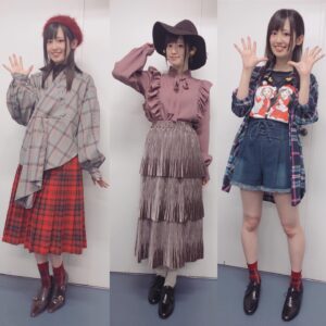 Rie Takahashi Instagram - 📷2019.12.22﻿
﻿
﻿
﻿
結局悩みに悩んでパックが初投稿になったのですが、投稿の仕方とか、方向とか、今少しずつですが触りながら覚えています🙏🏻💦﻿
﻿
﻿
そんな悩んだ初投稿のお陰か、﻿
今後の私の投稿は全て、﻿
パックに見守られている図になります。﻿
﻿
パック様、よろしくお願いしますね😳笑﻿
﻿
﻿
﻿
しばらくイベントがあるまで、﻿
今までの衣装の写真を﻿
ぽつぽつあげて溜めていこうかなと👗✨﻿
﻿
Twitterでは途中でつけ忘れてしまった﻿
#りえりー服﻿
を再始動しようかとも思っています。笑﻿
﻿
﻿
実は、声優として表舞台に立つ際、﻿
「高橋李依」としての自分より﻿
「○○役の声優」を﻿
ステージ上でも務める方が﻿
なんだか必要とされているような、﻿
個人的に居場所がある感じがしていて、﻿
﻿
そんな「○○役の声優さん」は﻿
こんな服着ていたら嬉しいなぁと、﻿
そのキャラクターの1ファンのオタク・高橋李依が、声優・高橋李依にプロデュースした服がりえりー服なんです（早口）。﻿
﻿
﻿
ただ自分が自分に服選んでるだけだけど！﻿
﻿
それが好きで楽しくて、﻿
毎月のモチベーションになって、﻿
「○○役として」表に立つ自信が加算されて、﻿
ステージに立てていたりします。装備です。﻿
﻿
﻿
﻿
そんなりえりー服投稿第1弾は、﻿
「からかい上手の高木さん」﻿
クリスマスイブイブイブライブの衣装！﻿
﻿
﻿
早速自力じゃなくてごめんなさい（笑）﻿
スタイリストさんに持ってきていただいた服を、﻿
高木さんチームであーだこーだと選びました。﻿
﻿
それにしても、﻿
スタイリストさんにお願いすると、﻿
キャラクターの雰囲気を私の身体に﻿
そう落とし込みますか！と感動です。﻿
﻿
普段の自分じゃ、﻿
キャラクターの色や﻿
特徴的なアイテムでばっかり合わせてるから、﻿
雰囲気で作るスタイリストさんって本当にすごい。﻿
﻿
﻿
襟足ウィッグも、﻿
プロの美容師さんに切ってもらったので﻿
馴染み方が桁違い。﻿
﻿
﻿
（左）サンタさん風クリスマスデート﻿
﻿
普通チェック×チェック着る？天才！﻿
シャツのチェックにも赤が入ってるから合うのかなぁ？﻿
よくわからないけどすごい可愛い。﻿
自分じゃ真似出来ない、﻿
乙女過ぎないカジュアルかわいいの極みコーデ。﻿
ハイネックも好きだから嬉しい。﻿
﻿
﻿
（中）ちょっと、チョコ寄り。﻿
﻿
普通縦フリフリ×横フリフリ着る？天才！﻿
ガーリーだけど子供過ぎなくて絶妙なバランス。﻿
スカートがベロア生地だからかな？﻿
これ元は、水族館デートしてる高木さんの版権イラストの色味から選ばせてもらったのですが、この色着てる人は絶対デートしてる(偏見)ってくらいデート。﻿
ハイネック好き。﻿
﻿
﻿
（右）アンコールの醍醐味！﻿
﻿
ライブTシャツアレンジですよ！﻿
Tシャツ切るとかじゃないの、コーディネートしちゃうの。露出も健全なところまで。﻿
勝手に西片がドキドキしちゃうの。﻿
それが高木ファッション。(？) ﻿
﻿
﻿
ふぅ、﻿
Instagramってこんなに書き連ねてよかったのかな……﻿
﻿
改行を覚えた。﻿
﻿
﻿
#声優﻿
#高橋李依﻿
#りえりー服﻿
#高木さんめ﻿
#からかい上手の高木さん﻿
#ライブ衣装