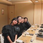 Rie Tomosaka Instagram - ⁡ 平和なメンバーで忘年会🍣 @taekohigashihara @kanakosato1019 @setsuko_sagittaire @sushi_marufuku ⁡ 2枚目の写真の私の後ろには 実はカナちゃんが隠れている🥹🫶 ⁡ #靴 / @tsurubymarikooikawa #帽子/ @entwurfein #スカート/ @deuxiemeclasse #ニット/ @myweakness_official