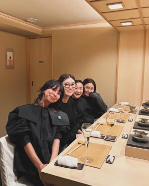 Rie Tomosaka Instagram - ⁡
平和なメンバーで忘年会🍣
@taekohigashihara 
@kanakosato1019 
@setsuko_sagittaire 
@sushi_marufuku 
⁡
2枚目の写真の私の後ろには
実はカナちゃんが隠れている🥹🫶
⁡
#靴 / @tsurubymarikooikawa 
#帽子/ @entwurfein 
#スカート/ @deuxiemeclasse 
#ニット/ @myweakness_official
