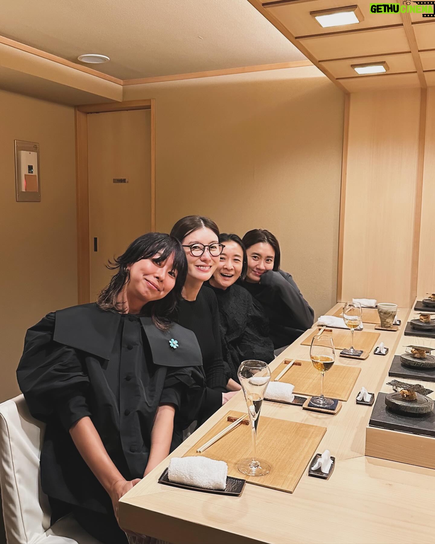Rie Tomosaka - 3 Likes -
平和なメンバーで忘年会🍣
@taekohigashihara
@kanakosato1019
@setsuko_sagittaire
@sushi_marufuku
2枚目の写真の私の後ろには
実はカナちゃんが隠れている🥹🫶
#靴 / @tsurubymarikooikawa
#帽子/ @entwurfein
#スカート/ @deuxiemeclasse
#ニット/ @myweakness_official