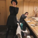 Rie Tomosaka Instagram - ⁡ 平和なメンバーで忘年会🍣 @taekohigashihara @kanakosato1019 @setsuko_sagittaire @sushi_marufuku ⁡ 2枚目の写真の私の後ろには 実はカナちゃんが隠れている🥹🫶 ⁡ #靴 / @tsurubymarikooikawa #帽子/ @entwurfein #スカート/ @deuxiemeclasse #ニット/ @myweakness_official