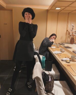 Rie Tomosaka Instagram - ⁡
平和なメンバーで忘年会🍣
@taekohigashihara 
@kanakosato1019 
@setsuko_sagittaire 
@sushi_marufuku 
⁡
2枚目の写真の私の後ろには
実はカナちゃんが隠れている🥹🫶
⁡
#靴 / @tsurubymarikooikawa 
#帽子/ @entwurfein 
#スカート/ @deuxiemeclasse 
#ニット/ @myweakness_official