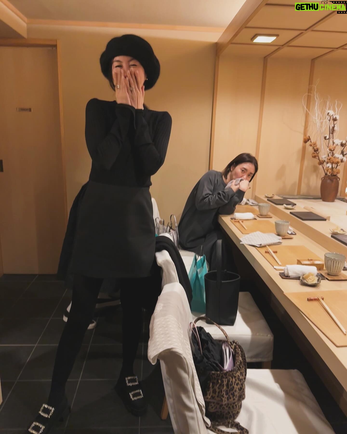 Rie Tomosaka - 3 Likes -
平和なメンバーで忘年会🍣
@taekohigashihara
@kanakosato1019
@setsuko_sagittaire
@sushi_marufuku
2枚目の写真の私の後ろには
実はカナちゃんが隠れている🥹🫶
#靴 / @tsurubymarikooikawa
#帽子/ @entwurfein
#スカート/ @deuxiemeclasse
#ニット/ @myweakness_official