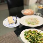 Rie Tomosaka Instagram - ⁡ タラの芽のフリットは、冷凍庫に天ぷら粉を常備しているので、それを炭酸水で溶いて軽く混ぜて具材を軽めにつけて揚げてます。炭酸水だと軽く揚がって良き。量は適当です😀 ⁡ あとは、そら豆のガーリックソテー(パルミジャーノすりすり)、ツナときゅうりとパクチーとアーモンドのサラダ、ブルーチーズ、LIFEで買ったレーズンと胡桃のパンでした。この後、ふるさと納税で届いたお肉を焼こうと思ってたけど、パン食べすぎて辿り着けなかった…。