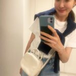 Rie Tomosaka Instagram - ⁡ 結局、毎日同じような格好をしている。 デニムにTシャツ、スウェット羽織った。 ⁡ スカラバッグ・ホワイトの受注販売は 本日9月8日の23時59分までです。 白は、今後販売の機会はほぼないです。 気になる方は、このタイミングにぜひ！ ⁡ デニムの色落ち気にされる方が多いけど 私は特に気になっていません。 (リジッドデニムはわかりません🙏) 私はデニムに合わせることが多いけど 暗くなりがちな秋冬のコーデに、 白やベージュ系のコーデに、 グレー系のお洋服にもよく合います。 黒と2色買いのお客様が多くて とても嬉しい🫶🫶🫶 ⁡ #Tシャツ #brownby2tacs #デニム @the_newhouse #アクセサリー @affect_jp #バッグ #スウェット @myweakness_official