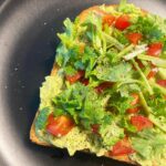 Rie Tomosaka Instagram - ⁡ 朝ごはんにアボカドトースト🥑 ⁡ アボカドをフォークで潰して、レモンをたっぷり絞って、EXVオリーブオイル、塩ぱらぱら、ブラックペッパーがりがり。カリッと焼いたバタートーストにのせて、トッピングはトマトとパクチー。更に追いブラックペッパー。 ⁡ 夏はシンプルな味付けが特に美味しく感じる。レモンをライムにしても美味しそう😋