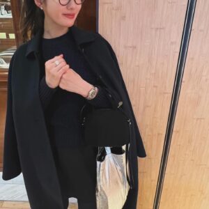 Rie Tomosaka Instagram - ⁡
今日は楽しいお仕事でした
元気に働ける日々に感謝して🌈
⁡
しかし黒とネイビーばかり着てるなぁ🤔⁡