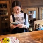 Rie Tomosaka Instagram - ⁡ 12日で44歳になりました。 皆さん、メッセージをありがとう！ ⁡ お友達がお祝いしてくれた🎂 彼女の周年祝いも💐 @setsuko_sagittaire ⁡ #質問沢山いただいたお洋服は @drawerofficial