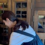 Rie Tomosaka Instagram - ⁡ 12日で44歳になりました。 皆さん、メッセージをありがとう！ ⁡ お友達がお祝いしてくれた🎂 彼女の周年祝いも💐 @setsuko_sagittaire ⁡ #質問沢山いただいたお洋服は @drawerofficial