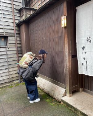 Rie Tomosaka Instagram - ⁡
しのぴと弾丸金沢旅行with息子🙆‍♀️
色々と、面白すぎた🥹
⁡
1枚目) #21世紀美術館 
2枚目) #ちょう吉 #ひがし茶屋街 
3枚目) #みつ川 #予約取れず外から覗く女
4枚目) #メルツバウ #モーニング
5枚目) #八郎すし
6枚目) #金沢城 
7枚目) #しのぴと息子
8枚目) #兼六園 
⁡
#金沢