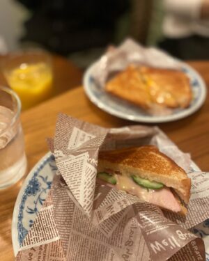 Rie Tomosaka Instagram - ⁡
しのぴと弾丸金沢旅行with息子🙆‍♀️
色々と、面白すぎた🥹
⁡
1枚目) #21世紀美術館 
2枚目) #ちょう吉 #ひがし茶屋街 
3枚目) #みつ川 #予約取れず外から覗く女
4枚目) #メルツバウ #モーニング
5枚目) #八郎すし
6枚目) #金沢城 
7枚目) #しのぴと息子
8枚目) #兼六園 
⁡
#金沢